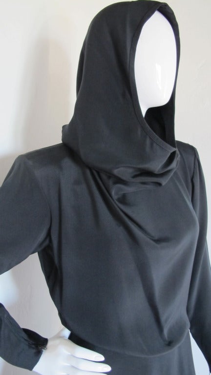Yves Saint Laurent Schwarzes Seidenkleid mit Kapuze Damen im Angebot