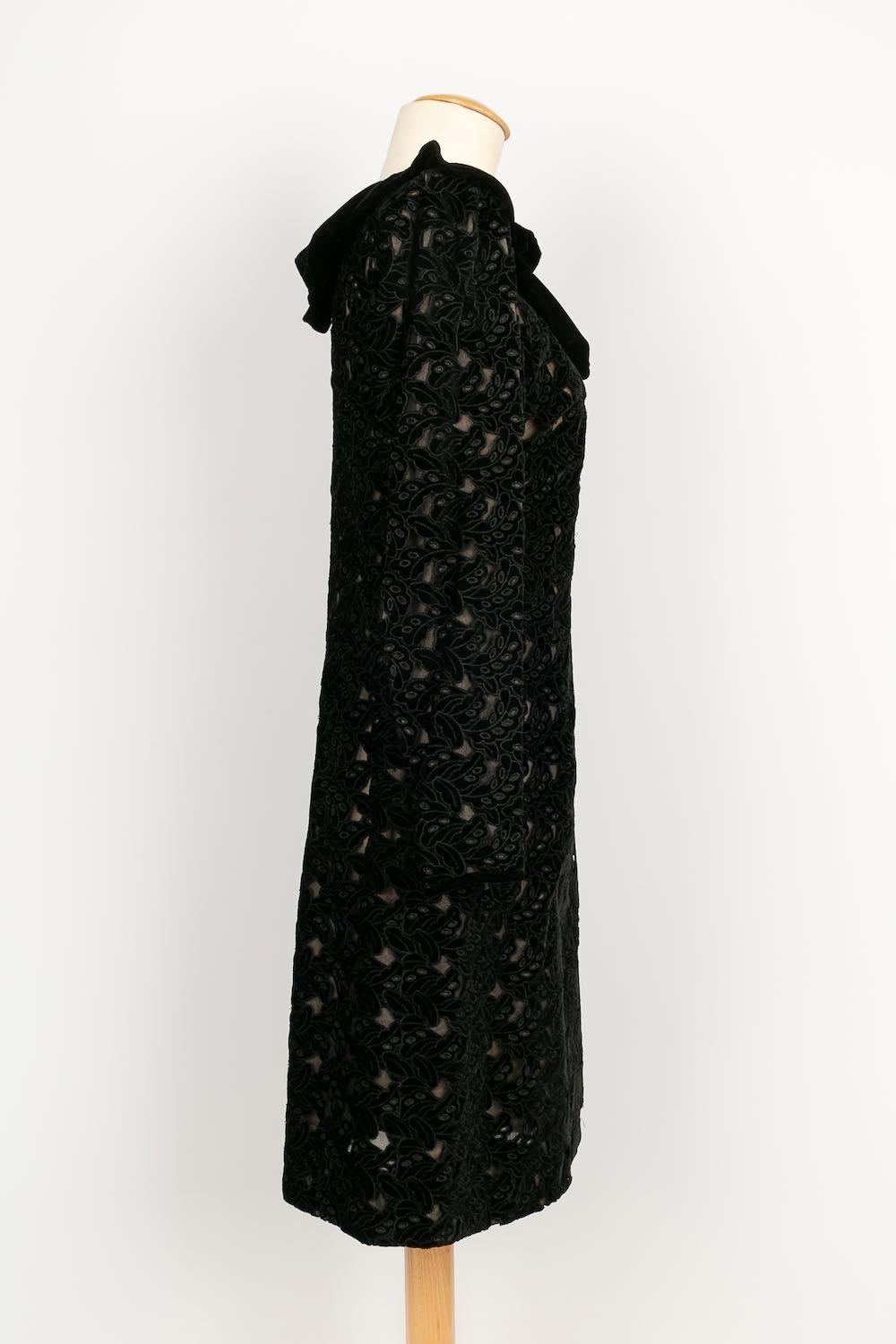 Yves Saint Laurent Haute Couture -(Made in France) Black silk velvet openwork short dress. No size indicated, it corresponds to a 40FR.

Additional information: 
Dimensions: Shoulder width: 40 cm, Chest: 47 cm, Sleeve length: 60 cm, Length: 97