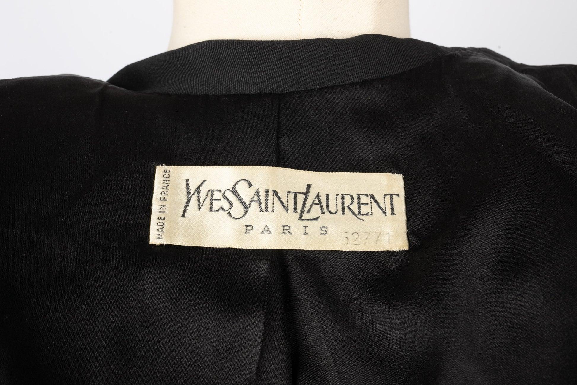 Yves Saint Laurent Tailleur jupe noir rehaussé d'une ceinture en satin Haute Couture en vente 7