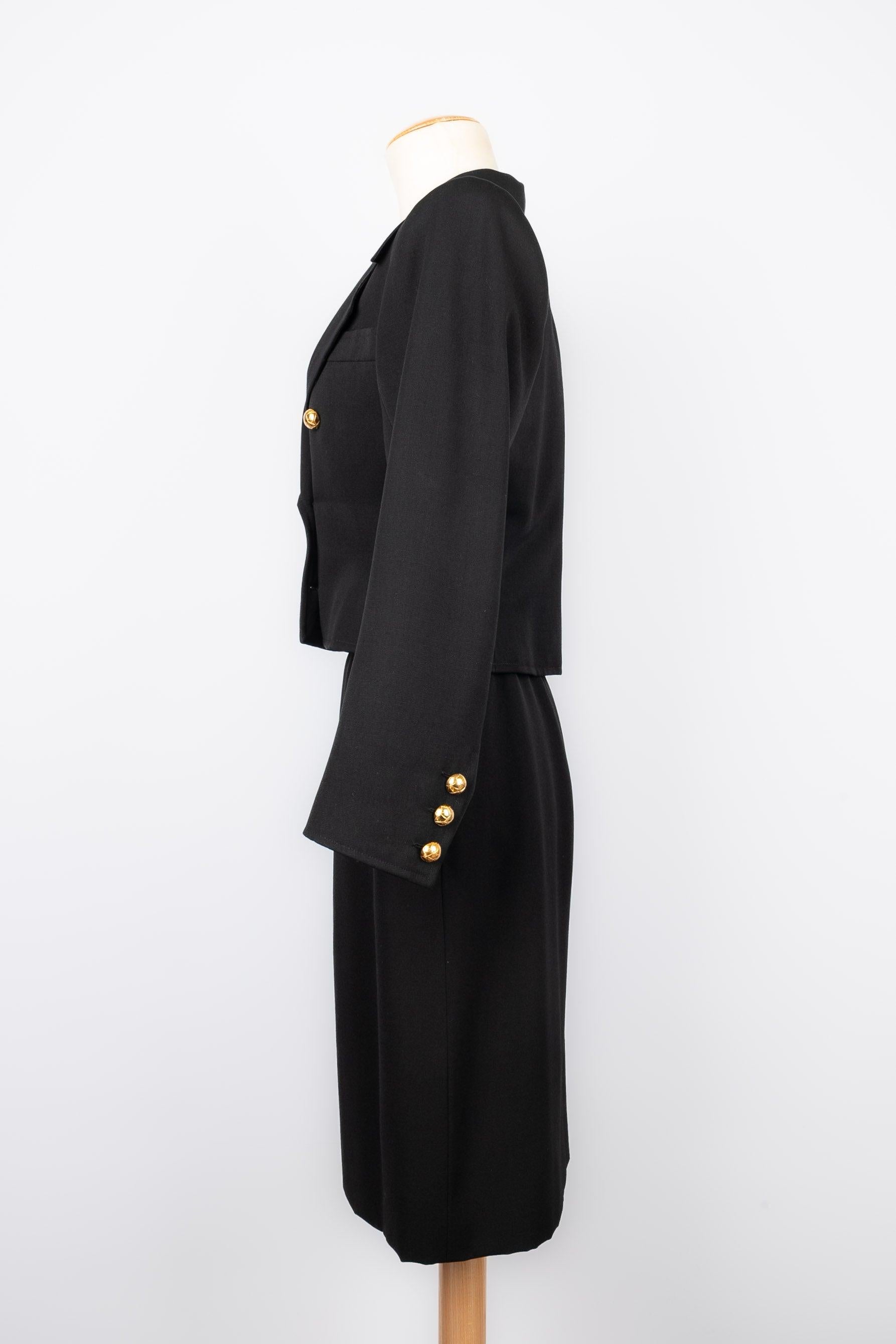 Yves saint Laurent - (Made in France) Black skirt suit enlivened with a satin belt. No size nor composition label, it fits a 36FR. 1983 Spring-Summer Haute Couture Collection.

Additional information:
Condition: Very good condition
Dimensions: