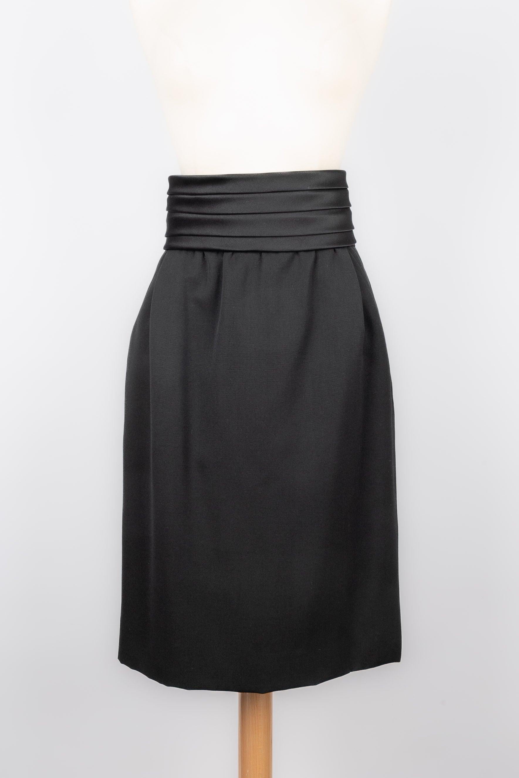 Yves Saint Laurent Tailleur jupe noir rehaussé d'une ceinture en satin Haute Couture en vente 2