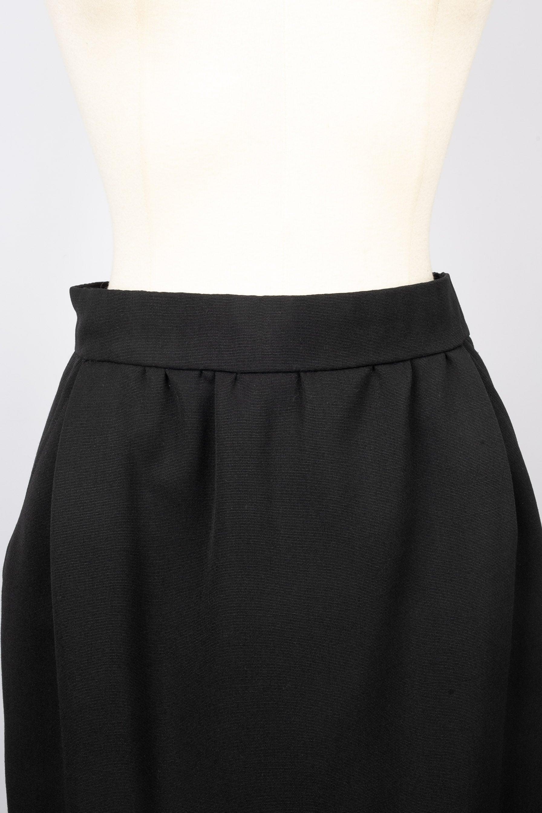 Yves Saint Laurent Tailleur jupe noir rehaussé d'une ceinture en satin Haute Couture en vente 3