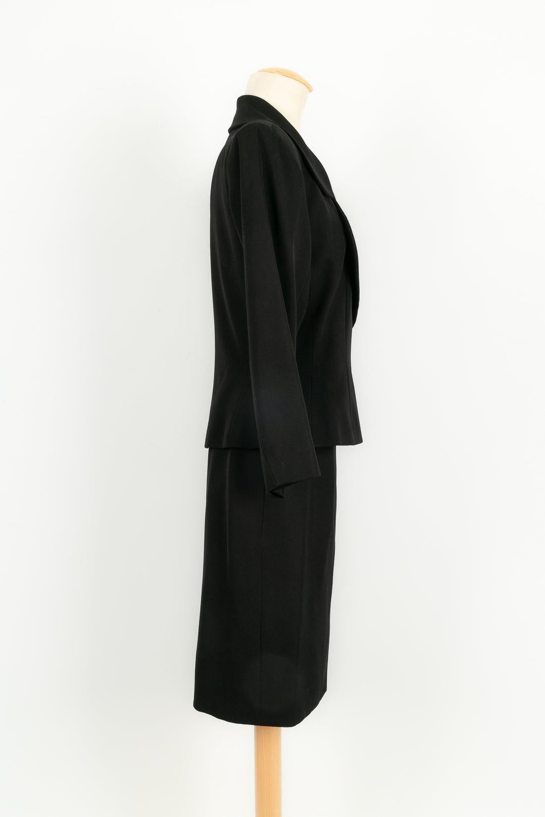 Yves Saint Laurent - (Fabriqué en France) Tailleur jupe noir. Taille 38FR.

Informations complémentaires : 
Dimensions : Veste : Largeur des épaules : 43 cm, Longueur des manches : 54 cm, Longueur : 57 cm 
Jupe : Taille : 35 cm, Longueur : 57