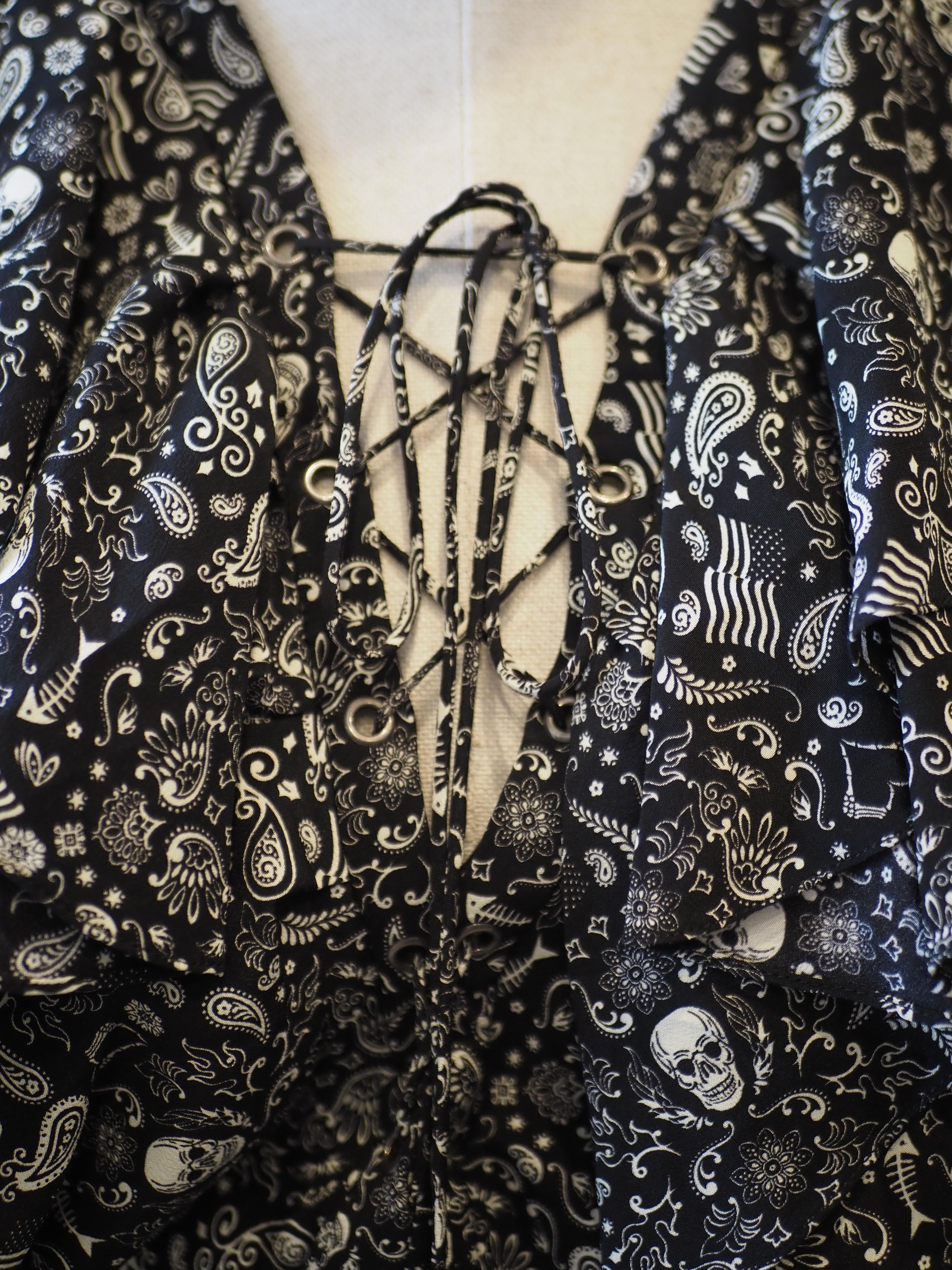 Abito con teschi neri di Yves Saint Laurent in vendita 10