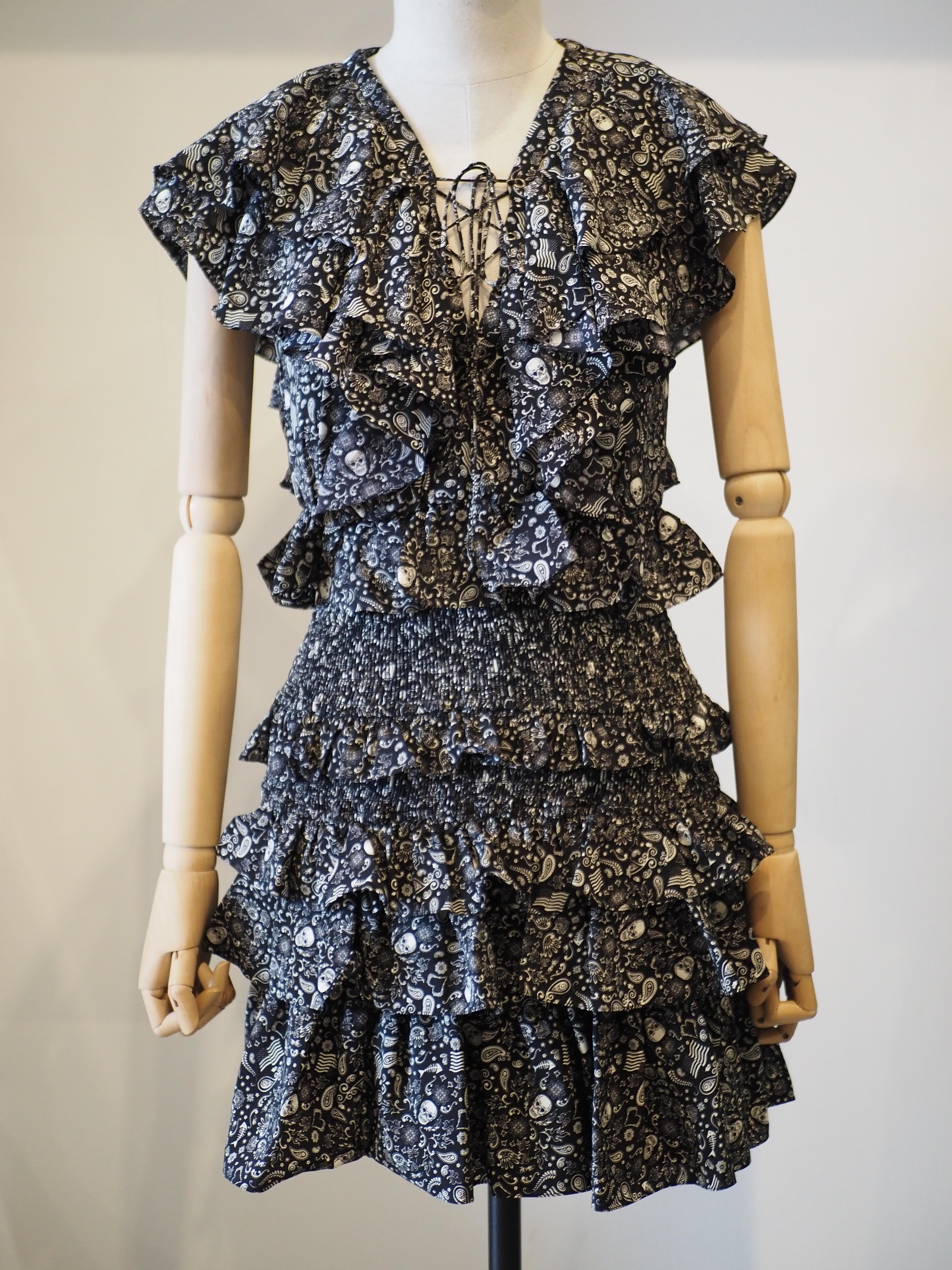 Abito con teschi neri di Yves Saint Laurent
totalmente made in france in taglia fr 36
