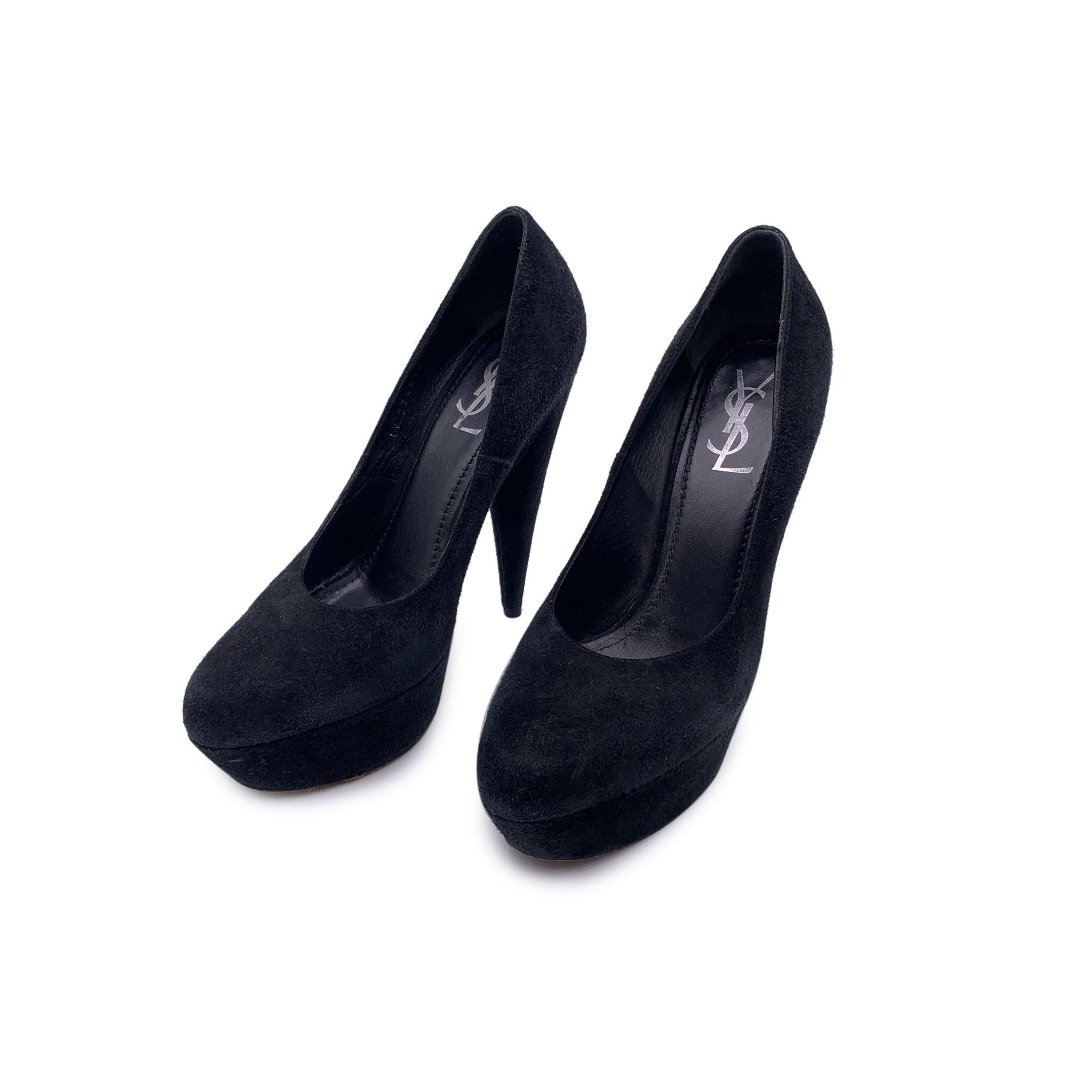 Yves Saint Laurent Plateau-Pumps mit geschlossener Zehenpartie. Gefertigt aus schwarzem Wildleder. Sie haben eine mandelförmige Zehenpartie, sind zum Hineinschlüpfen, haben ein Plateau und einen kegelförmigen, überzogenen Absatz. Innensohle und