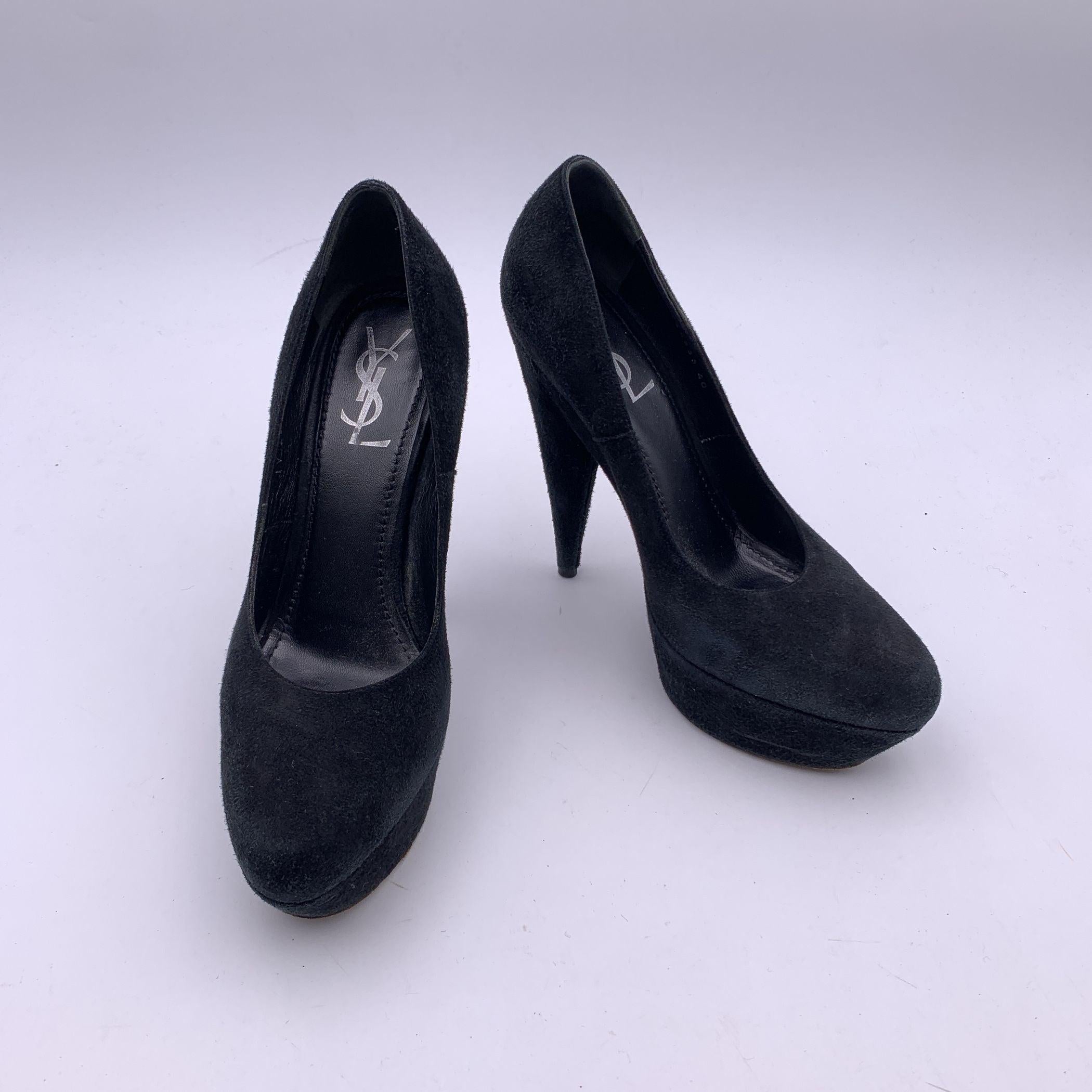 Yves Saint Laurent Schwarze Wildleder Plateau Pumps mit geschlossener Zehe und Absatz 40 Damen