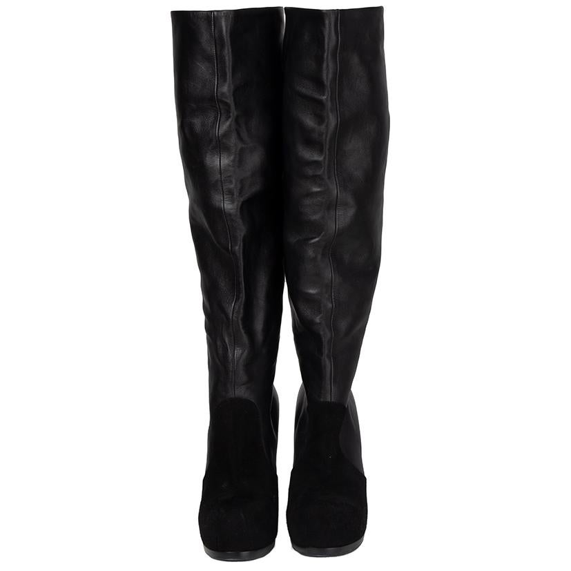 100% authentique Yves Saint Laurent bottes à plateforme en cuir noir avec un bout en daim. Ils ont été portés et sont en excellent état. 

Mesures
Taille imprimée	40
Taille des chaussures	40
Semelle intérieure	27cm (10.5in)
Largeur	7.5cm