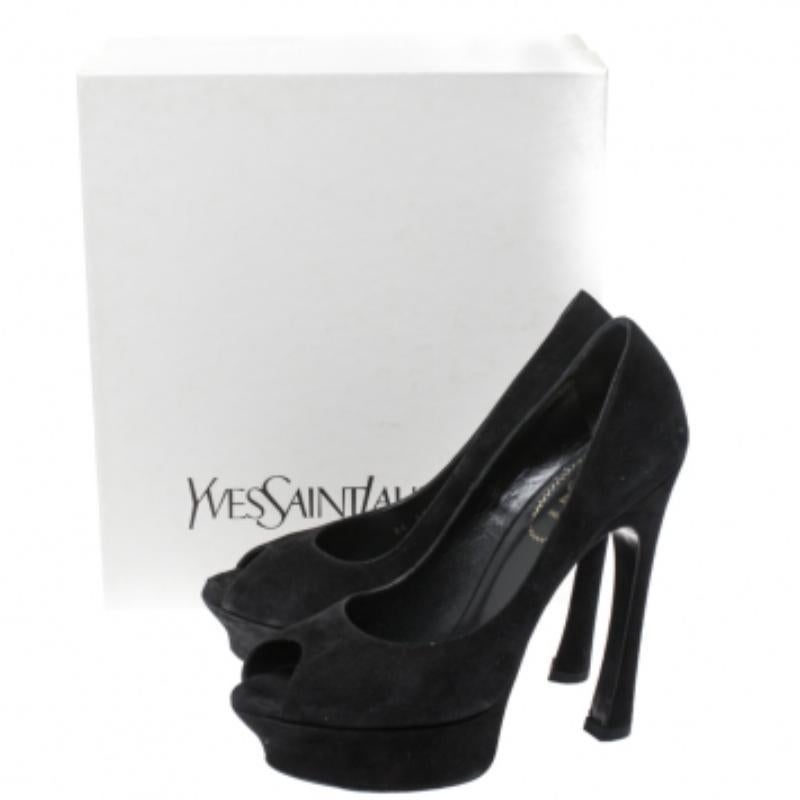 Vous allez adorer ces superbes escarpins Yves Saint Laurent, ils sont bien construits et tout à fait magnifiques ! Confectionnées en daim noir, elles sont dotées de plates-formes incurvées, de bouts pointus et de talons de 14,5 cm. Saisissez-les dès