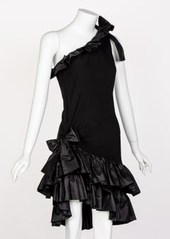 Yves Saint laurent Robe asymétrique à volants en taffetas noir avec nœud papillon YSL, années 1990