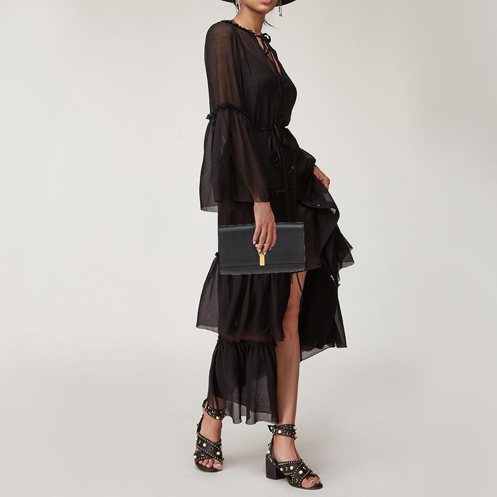 This clutch by Yves Saint Laurent is a fine example of the brand’s stately minimalistic aesthetics. Crafted in textured leather, the clutch features the brand’s signature Y in gold-tone metal on the flap. The top magnet flap opens to a satin-lined