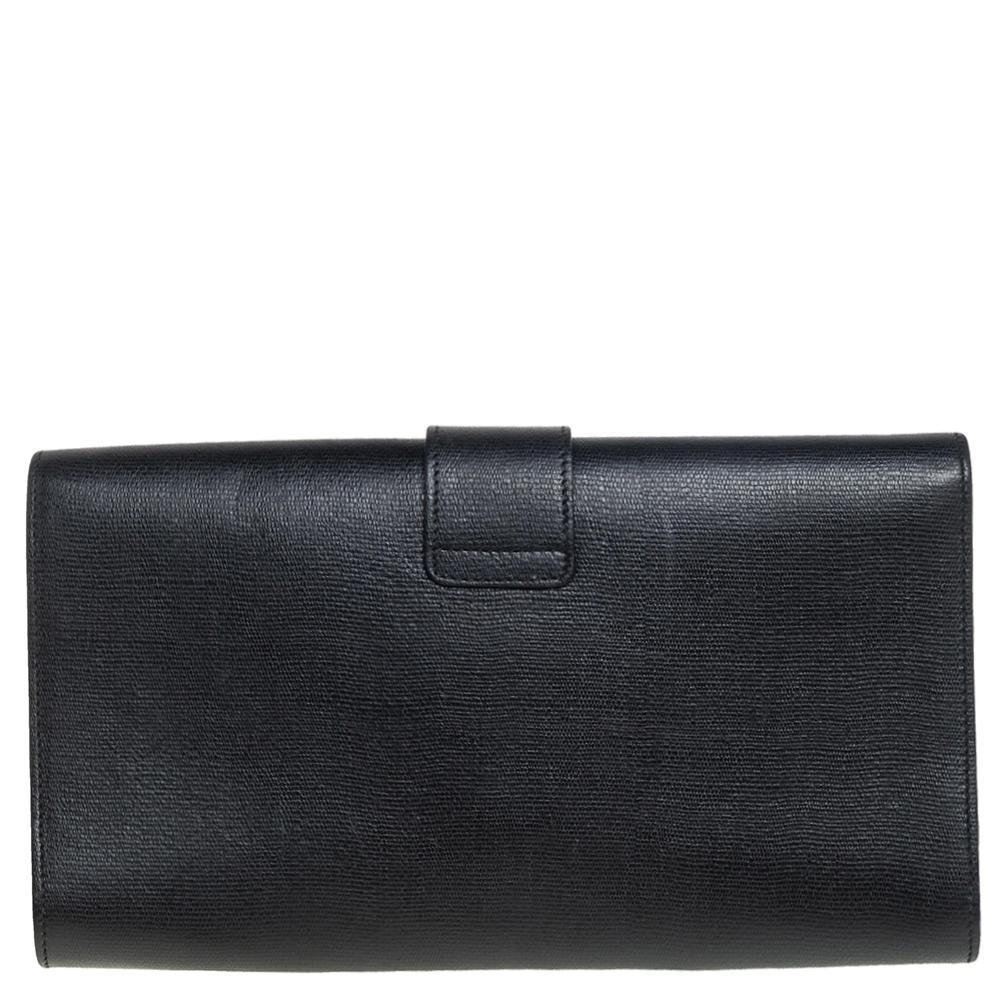 This Y-Ligne clutch from Yves Saint Laurent is one creation a fashionista like you must own. It has been wonderfully crafted from leather and it flaunts a classy black hue. It comes equipped with a front flap that opens to reveal a satin interior.