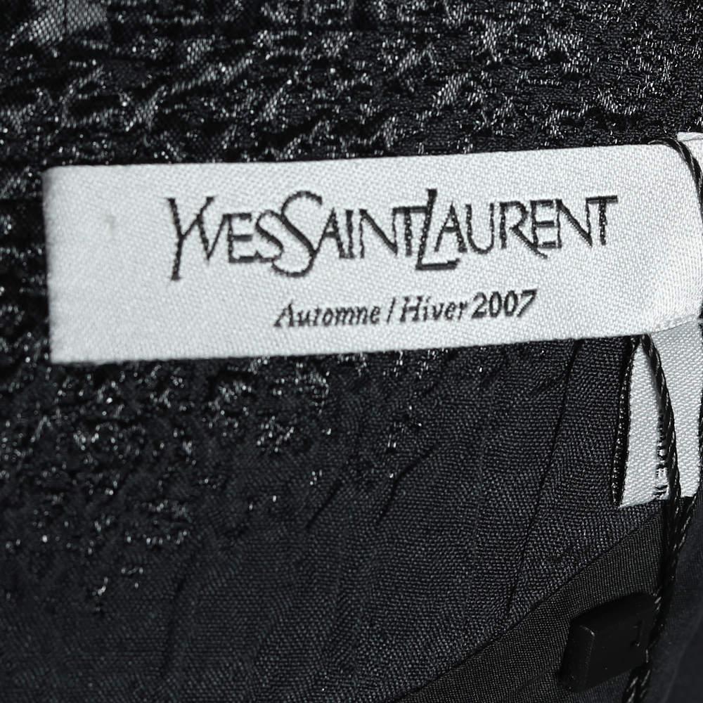 Yves Saint Laurent Schwarzes ärmelloses Midikleid aus strukturierter Seide mit Overlay-Details M im Angebot 1