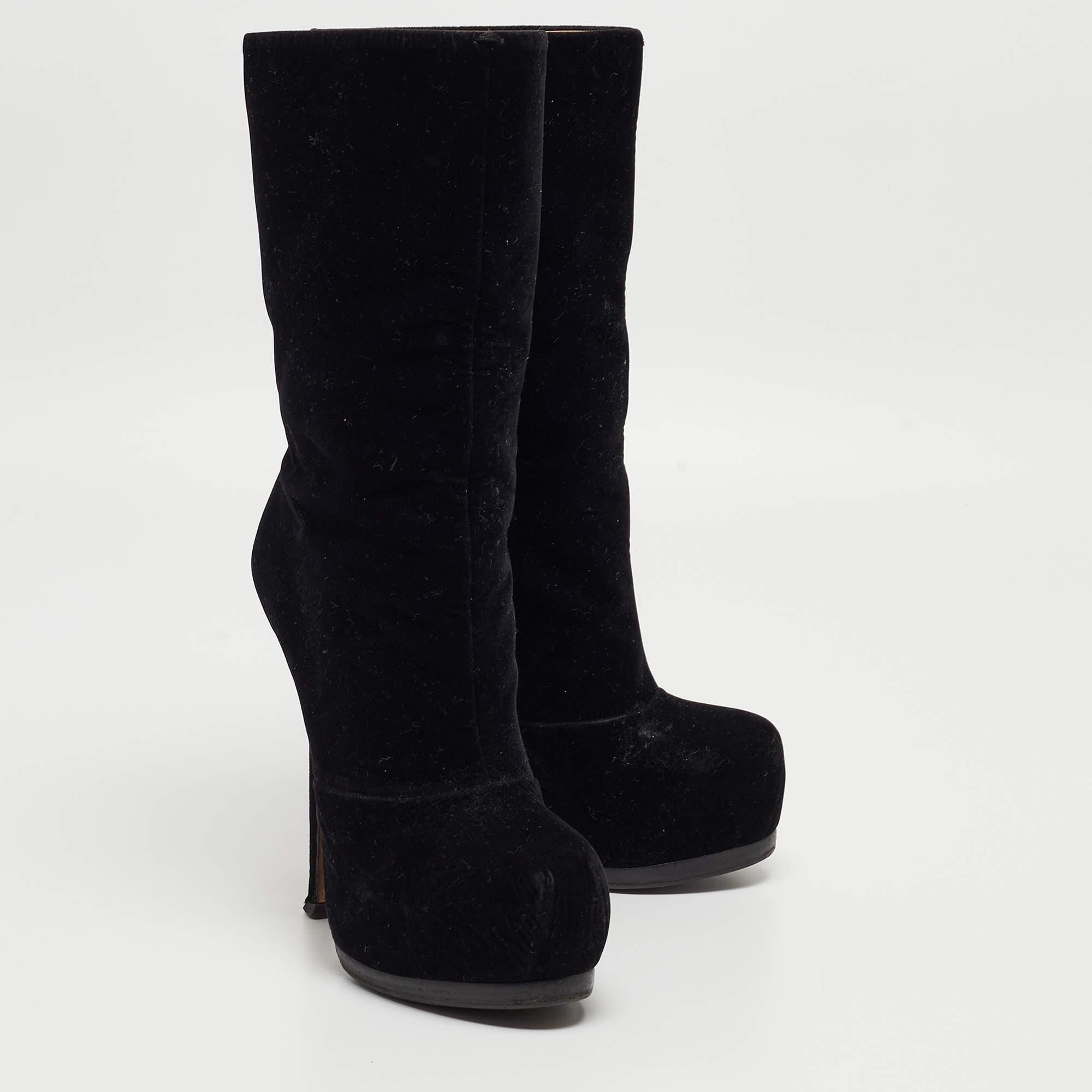 Meticulously designed into a smart silhouette, these boots are on-point with style. They come with comfortable insoles and durable outsoles to last you forever. These boots are just amazing, and you definitely need to get them right away.

