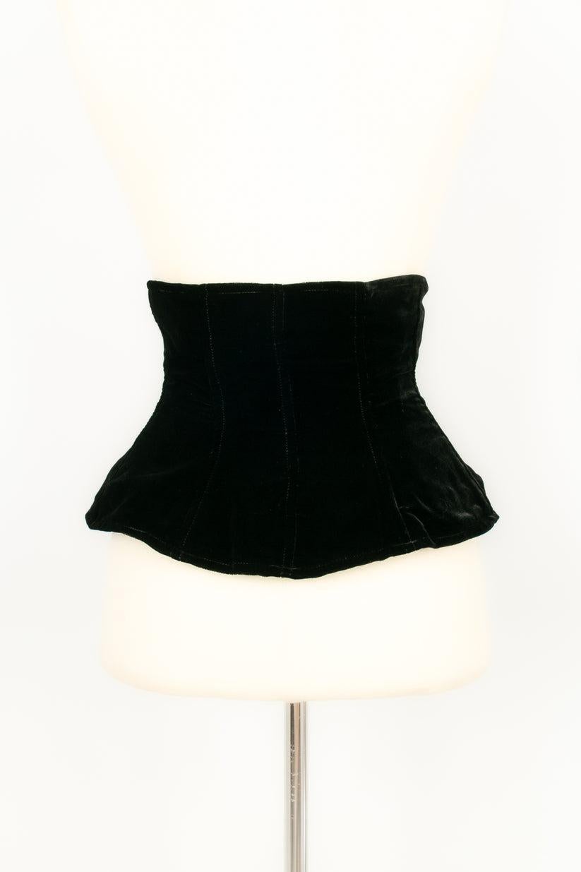 Yves Saint Laurent - (Made in France) Black velvet corset belt with trimming lace. Indicated size 38FR.

Additional information:
Condition: Very good condition
Dimensions: Waist: 34 cm - Height: 20 cm

Seller Reference: ACC128