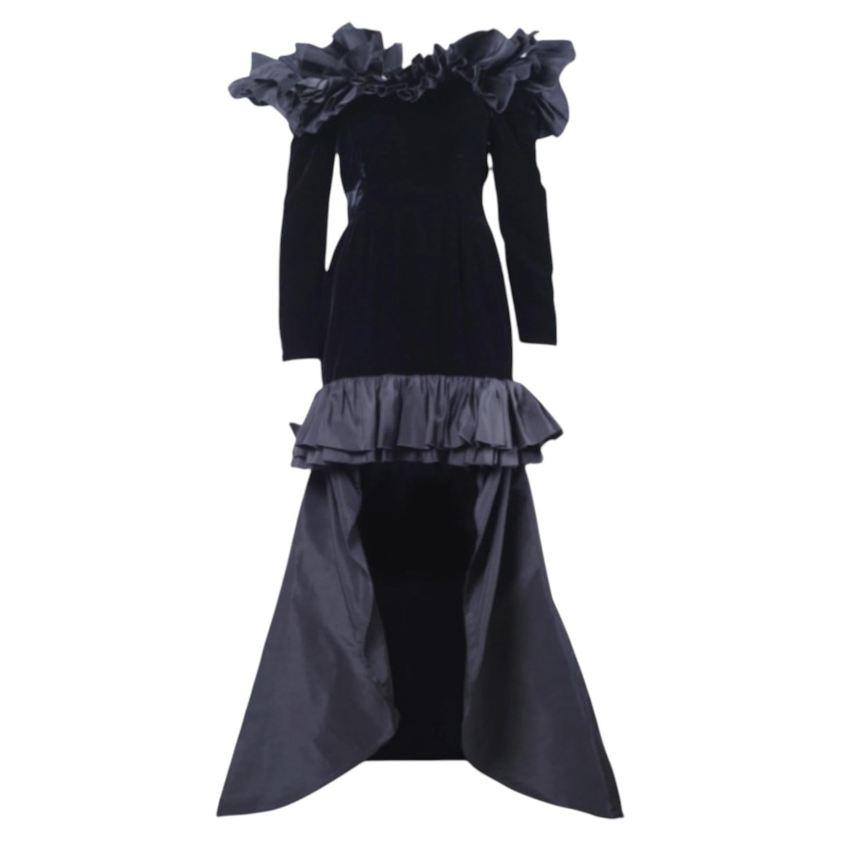 Yves Saint Laurent Vestido de Terciopelo Negro con Hombros Volantes y Falda de Talle Alto