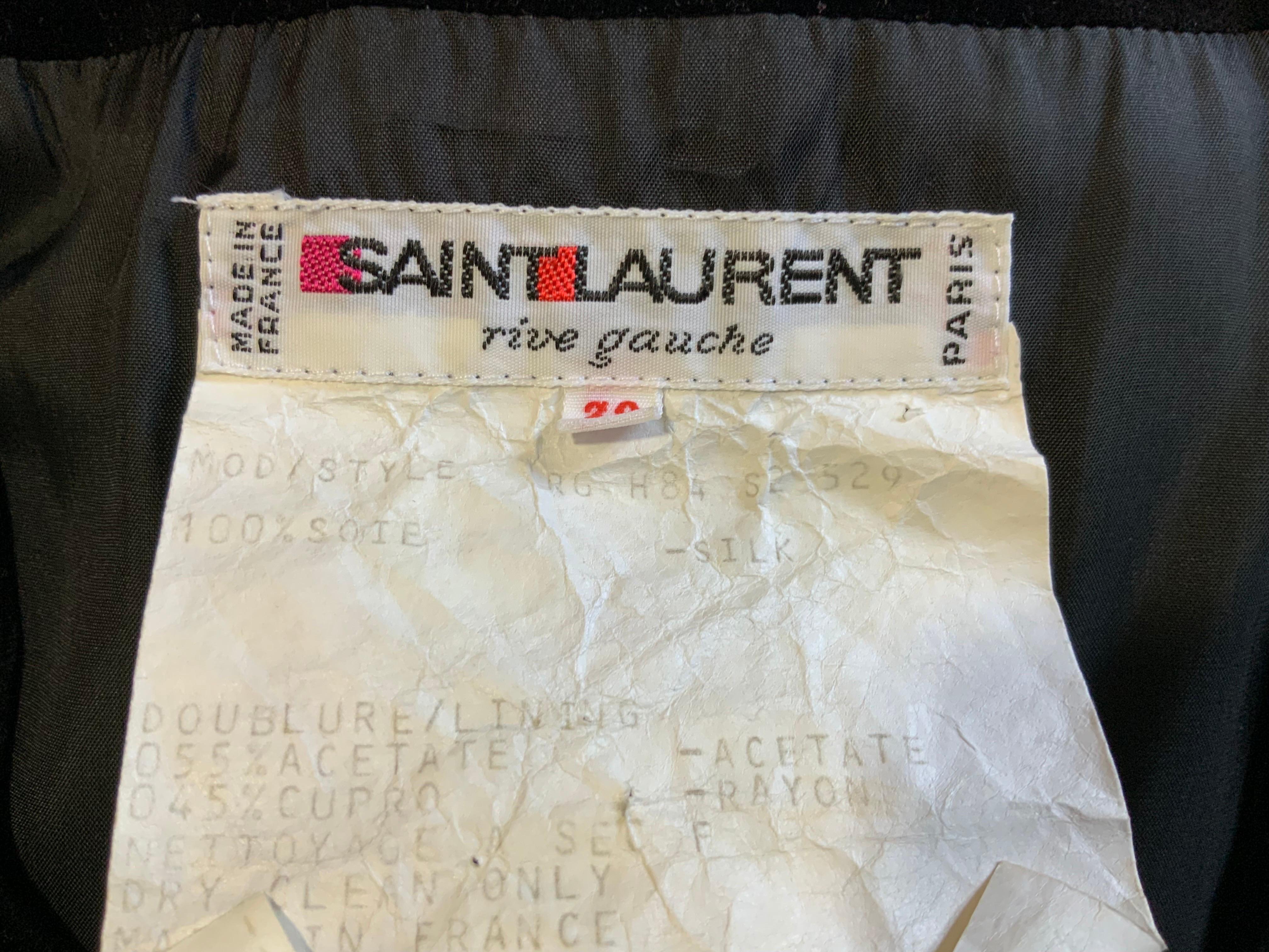 Robe de soirée Yves Saint Laurent en velours noir à manches en taffetas fuchsia (années 1980) en vente 8