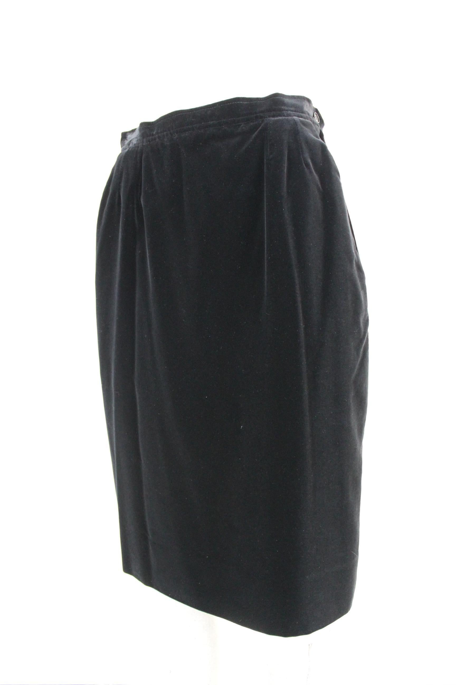 Yves Saint Laurent Rive Gauche vintage skirt 90s. Long model on the knee, velvet type fabric, 70% cotton 30% viscose. Color black. Made in France. Excellent vintage conditions.

Size: 42 It 8 Us 10 Uk

Waist: 34 cm
Length: 62 cm