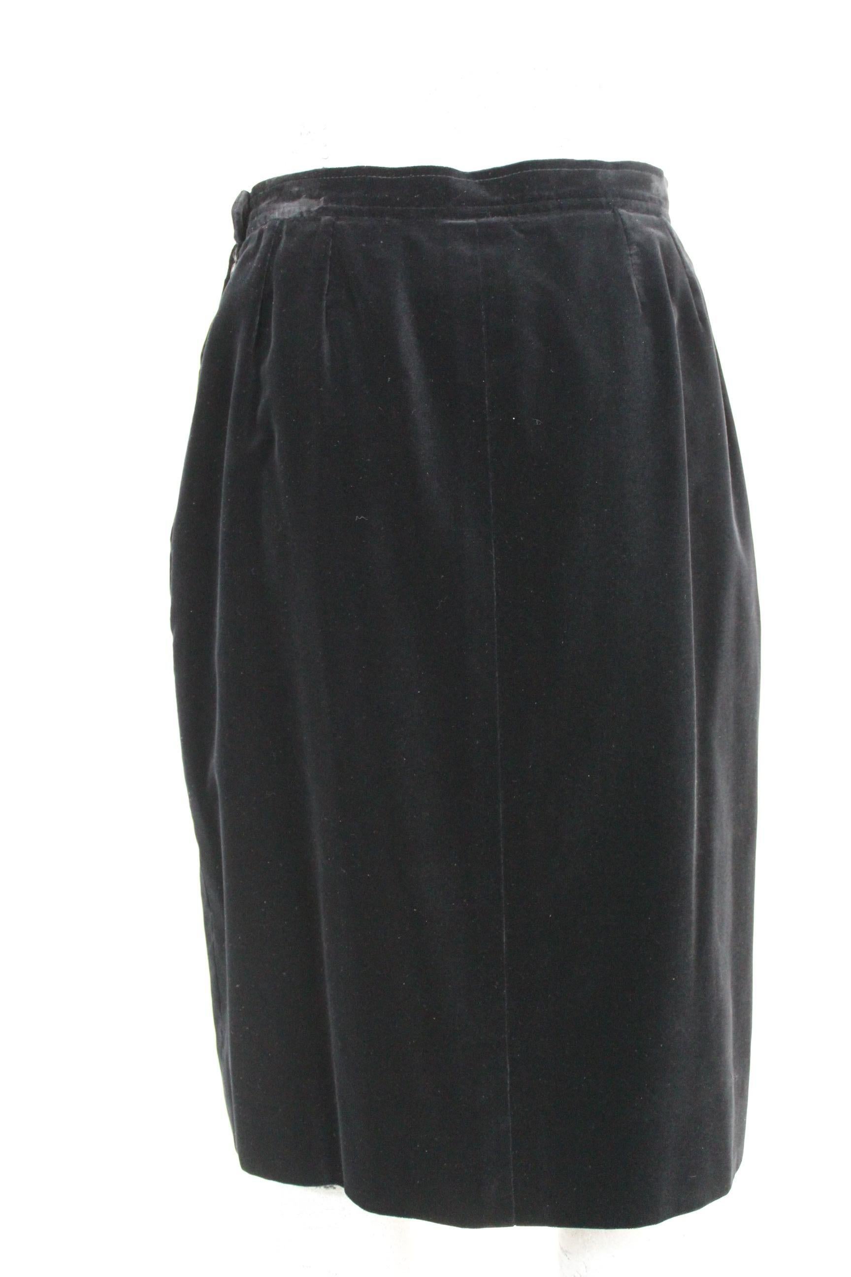 Yves Saint Laurent Black Velvet Evening Skirt In Excellent Condition For Sale In Brindisi, Bt