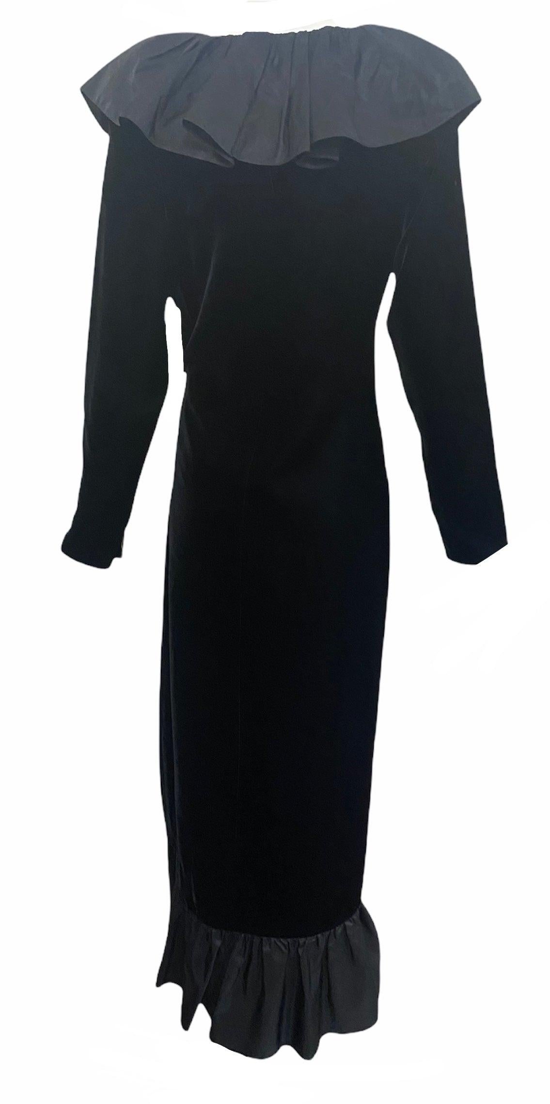 Eine ikonische Silhouette von Yves Saint Laurent aus der Zeit um .Schwarzes Wickelkleid aus Samt mit Rüschenbesatz aus Taft. Tiefer V-Ausschnitt. Vollständig gefüttert. Selbstbinder in der Taille. Vollständig gefüttert und in ausgezeichnetem