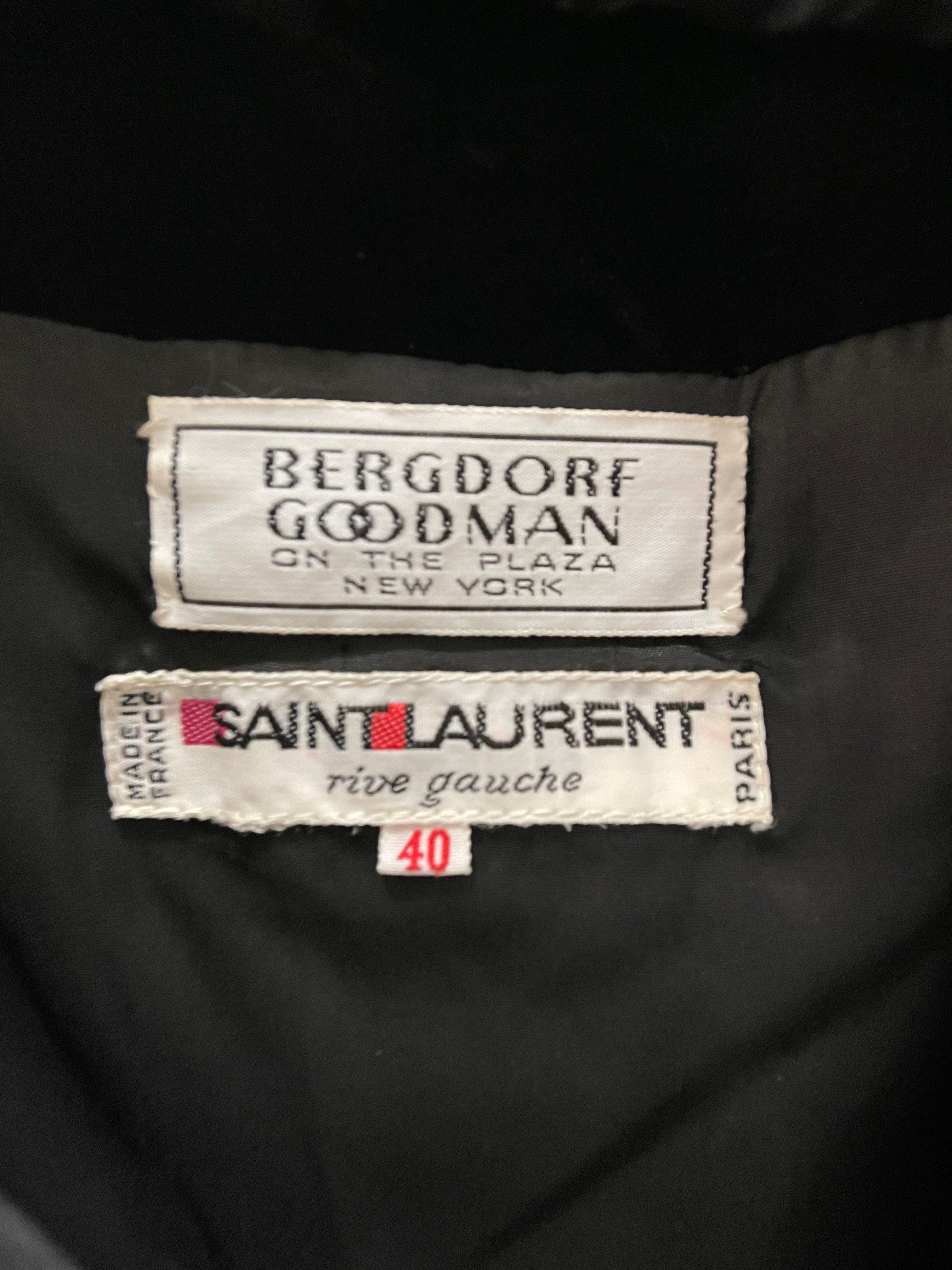 Yves Saint Laurent Schwarzes Samtkleid mit Rüschenbesatz aus Taft, 1980er Jahre Damen im Angebot