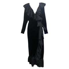 Robe en velours noir avec bordure de taffetas à volants, Yves Saint Laurent, années 1980