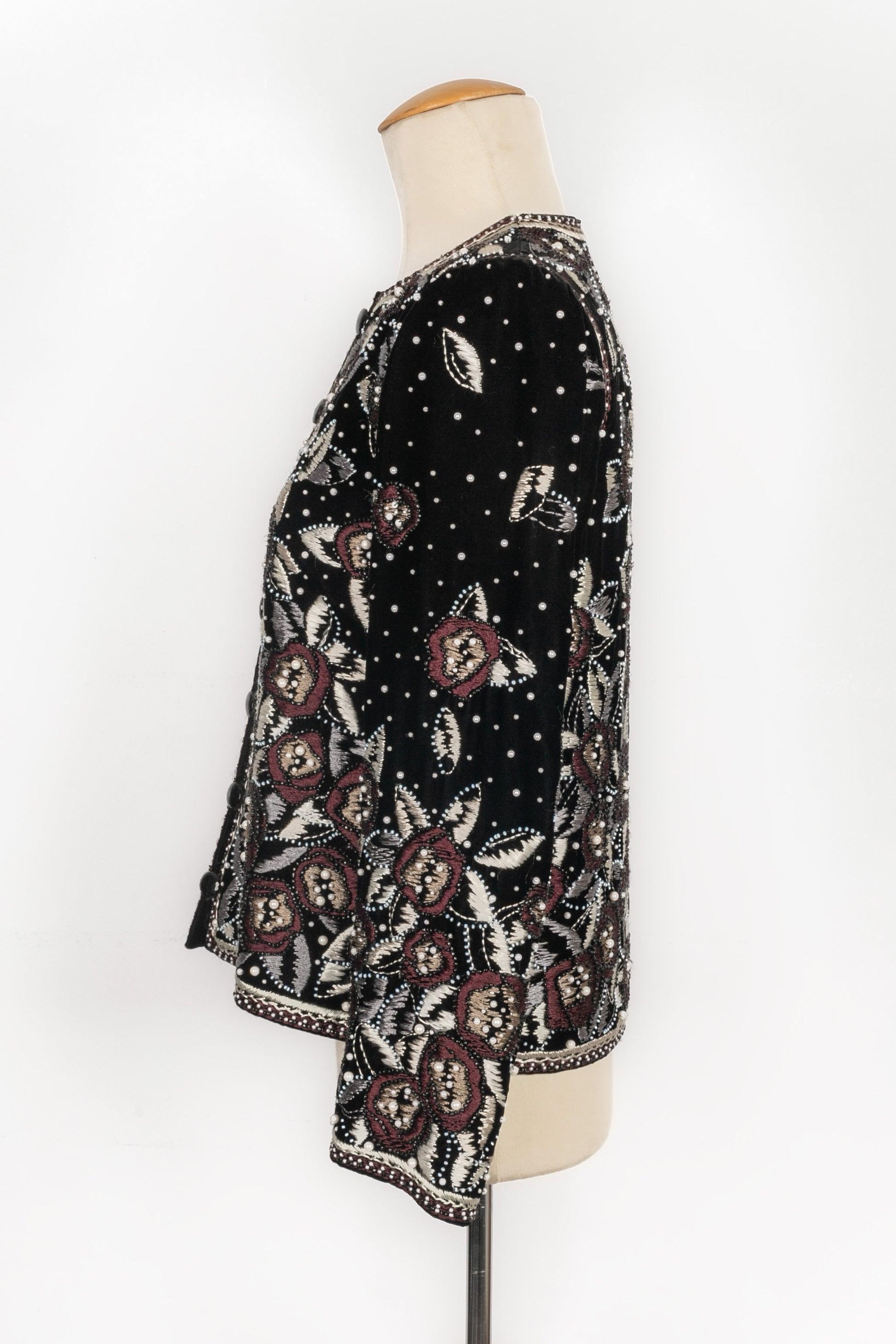 Yves Saint Laurent - (Made in France) Black velvet jacket embroidered with flower pattern and pearls. No size indicated, it fits a 36FR.

Additional information:
Condition: Very good condition
Dimensions: Shoulder width: 33cm - Chest: 44 cm - Sleeve