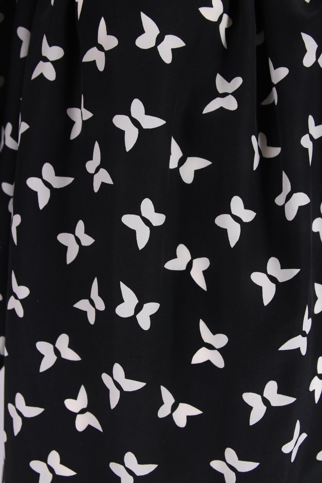 Yves Saint Laurent Schwarz-weißes Seiden-Tunika-Oberteil mit Schmetterlingsdruck Damen im Angebot