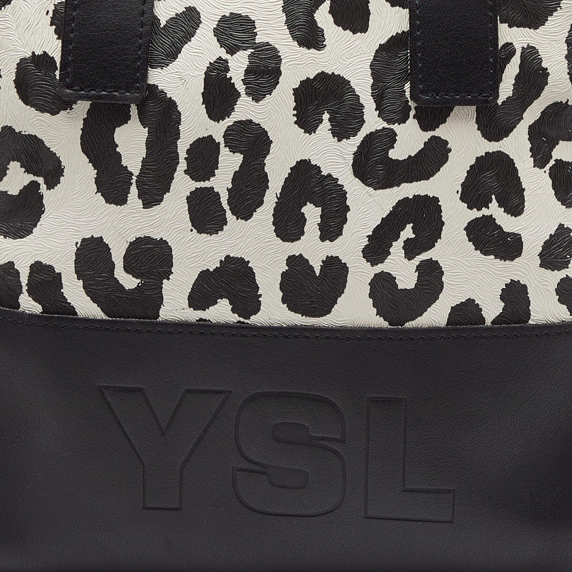 Yves Saint Laurent Schwarze/Weiße Schultertasche aus beschichtetem Segeltuch und Leder mit Leopardenmuster im Angebot 4