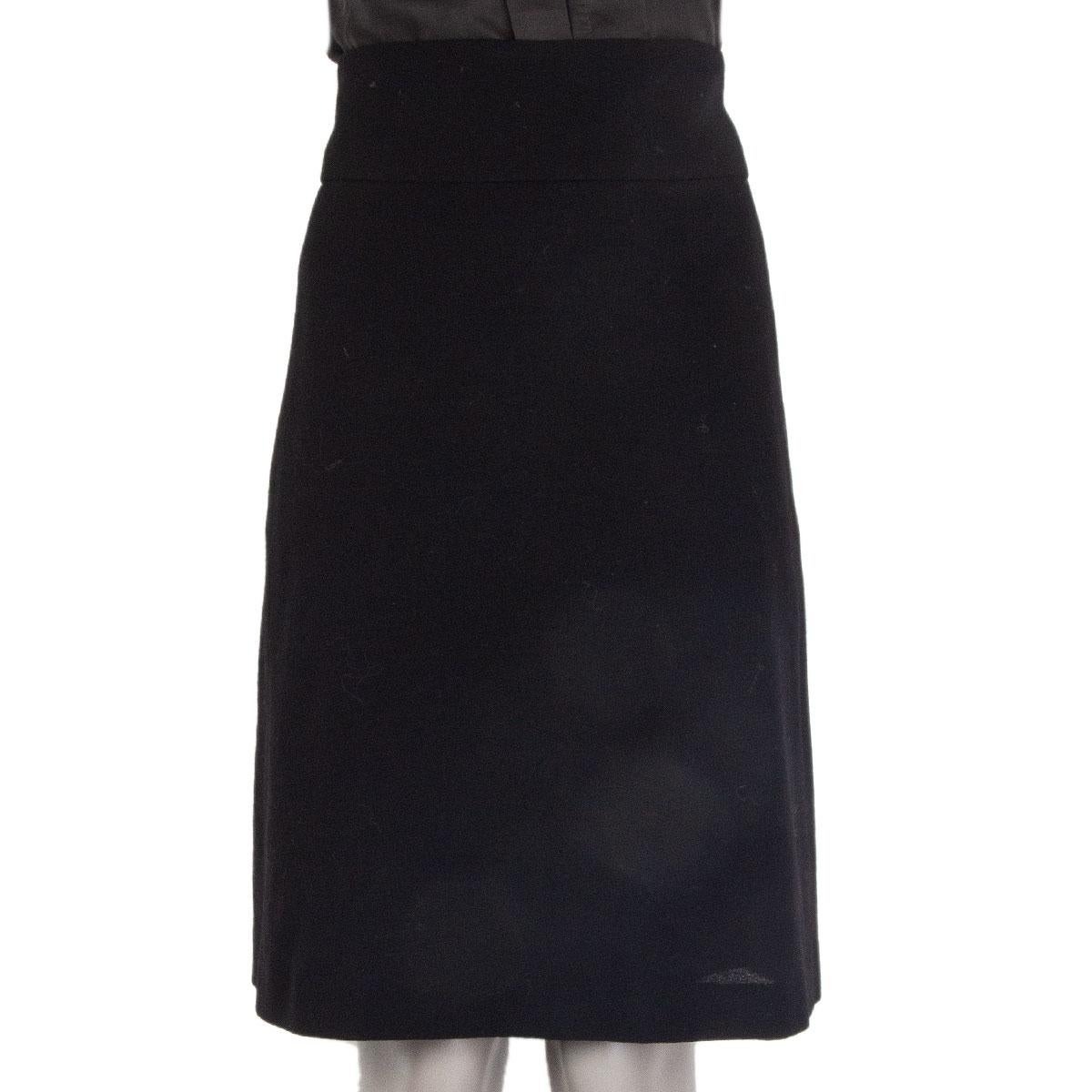 authentic Yves Saint Laurent high waisted knee-length flared skirt in black wool (100%). Closes with a zipper on the back. Lined (missing content ). Has been worn and is in excellent condition.

Tag Size Tag Missing
Size XS
Waist 70cm (27.3in)
Hips