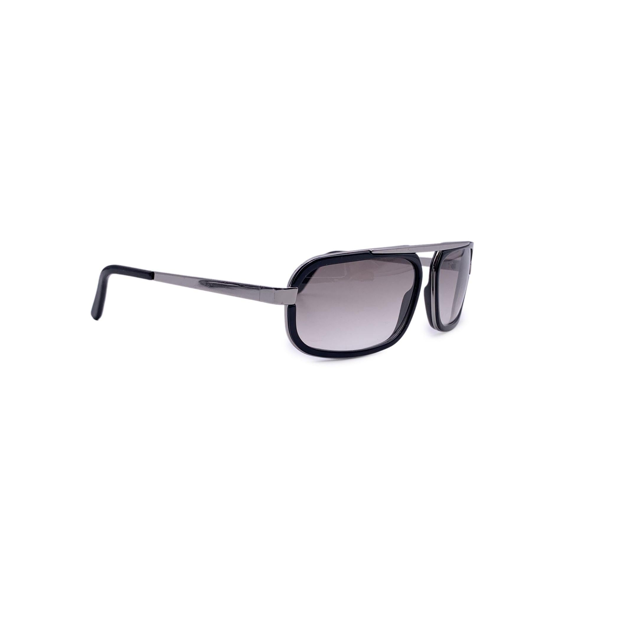 Una straordinaria reliquia della moda dei primi anni 2000, questi occhiali da sole vintage di Yves Saint Laurent - modello 2065/S - incarnano un'audace raffinatezza che non passa mai di moda. Realizzata in Italia con un'elegante miscela di acetato