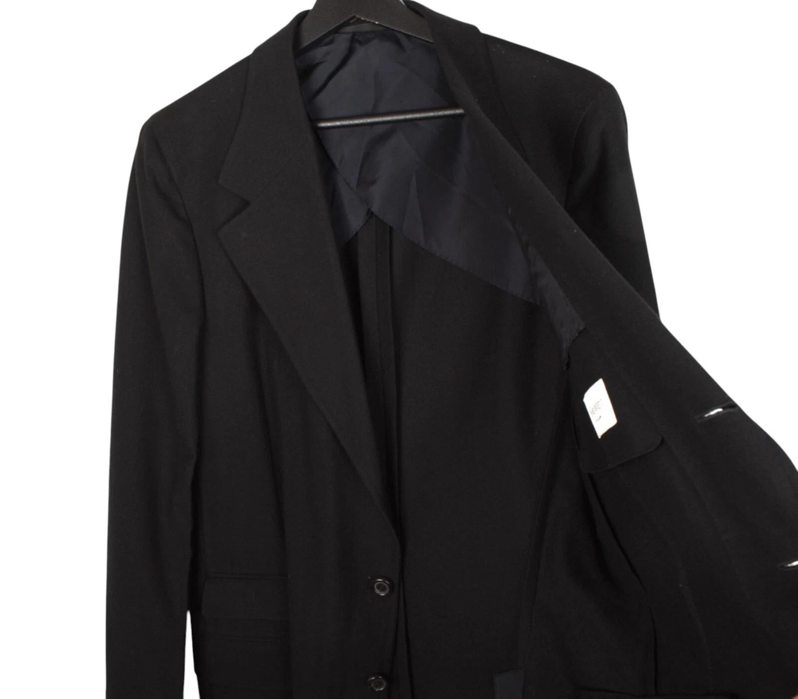 Controlla le mie altre inserzioni. Ho molti altri abiti firmati in vendita. Aperto a qualsiasi offerta.
L'articolo in vendita è 100% autentico Yves Saint Laurent Blazer Rive Gauche Uomo Giacca, S1409, SHE8
Colore: nero
(Il colore effettivo può