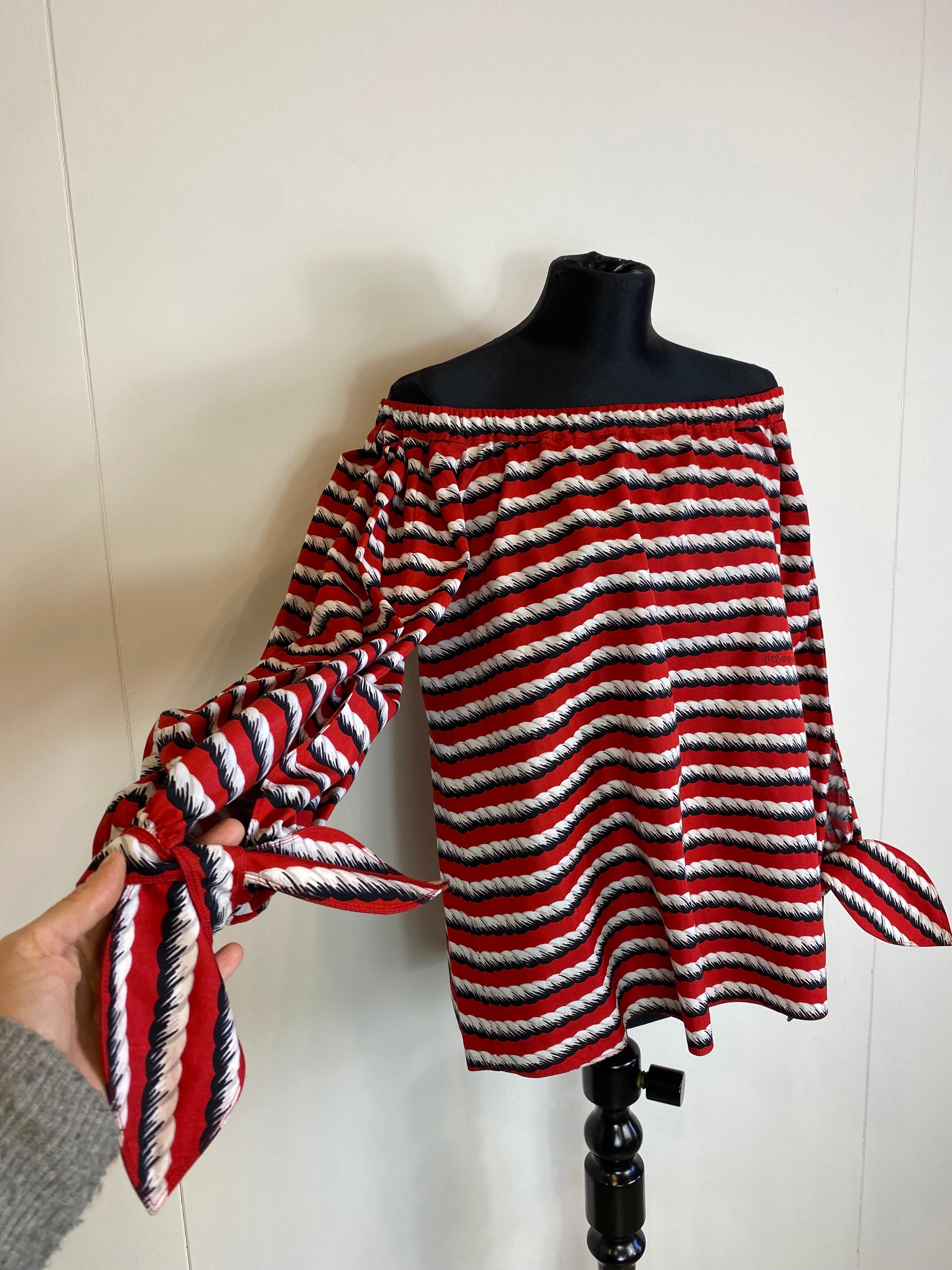 Blusa Yves Saint Laurent de algodón y seda. 
Rojo, blanco y negro. 
Mangas globo. 
En perfecto estado, como nueva. 
Escote 44 cm (elástico) 
Busto 52 cm
Cintura 60 cm 
Longitud total 54 cm
Longitud de la manga 60 cm 