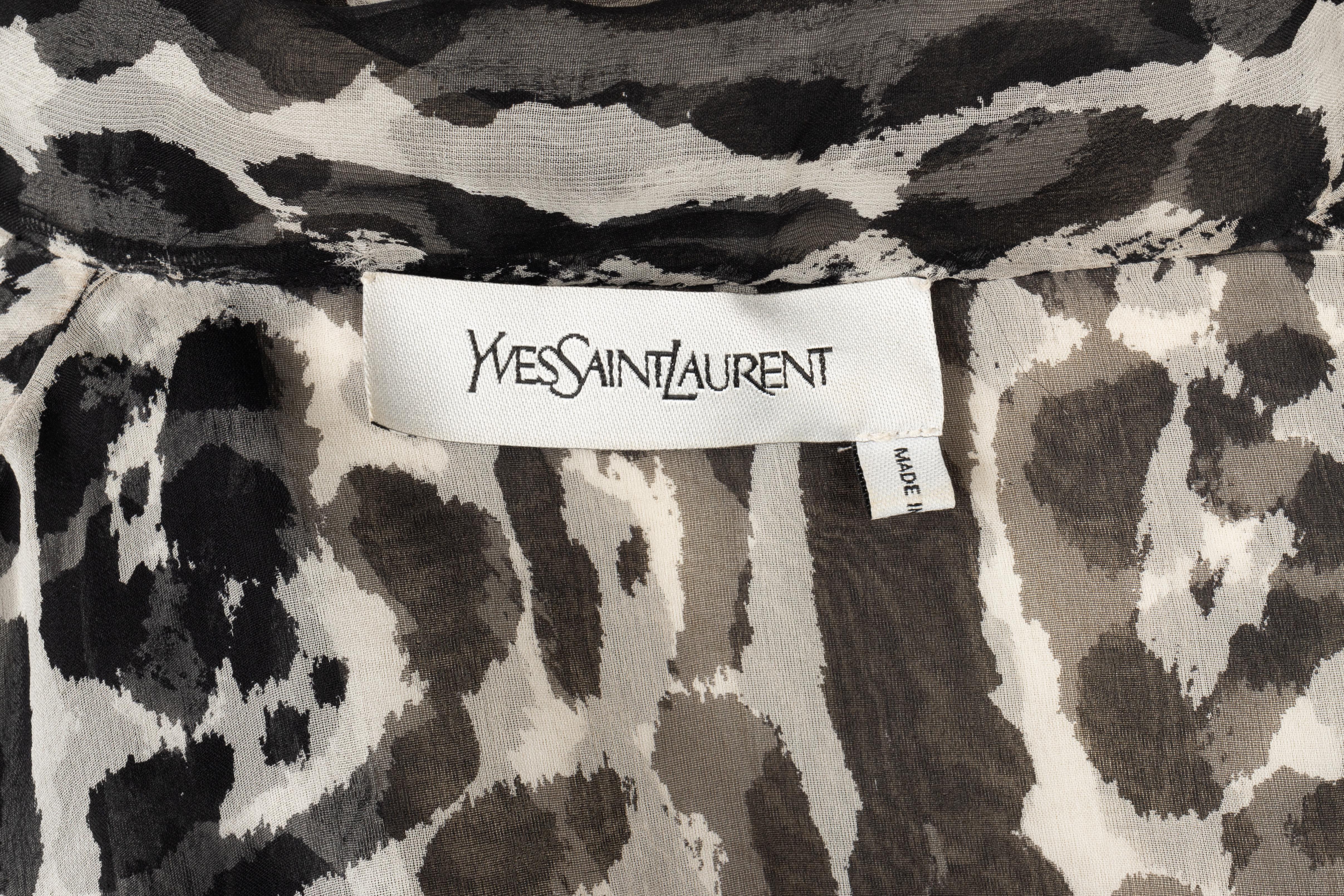 YVES SAINT LAURENT - (Made in Italy) Grey muslin blouse printed with panther pattern. No size label, it fits a 36FR/38FR.

Condition:
Very good condition

Dimensions:
Shoulder width: 36 cm - Sleeve length: 72 cm

FH160