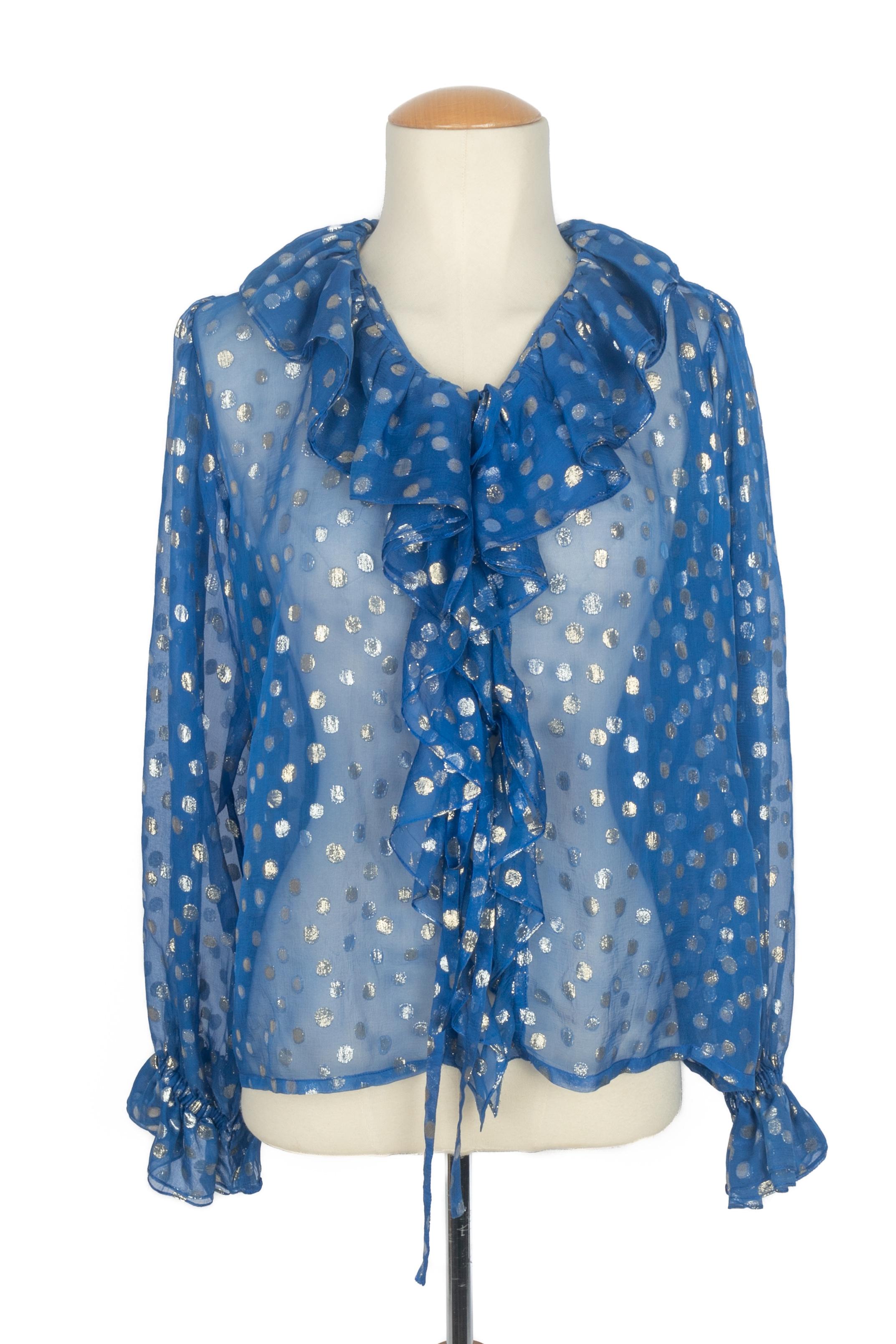 Yves SAINT LAURENT - (Fabriqué en France) Blouse en mousseline bleue transparente à pois de lurex argenté. Taille 38FR indiquée. Collection S vers 1977.

Condit :
Très bon état.

Dimensions :
Largeur des épaules : 40 cm - Poitrine : 57 cm - Longueur