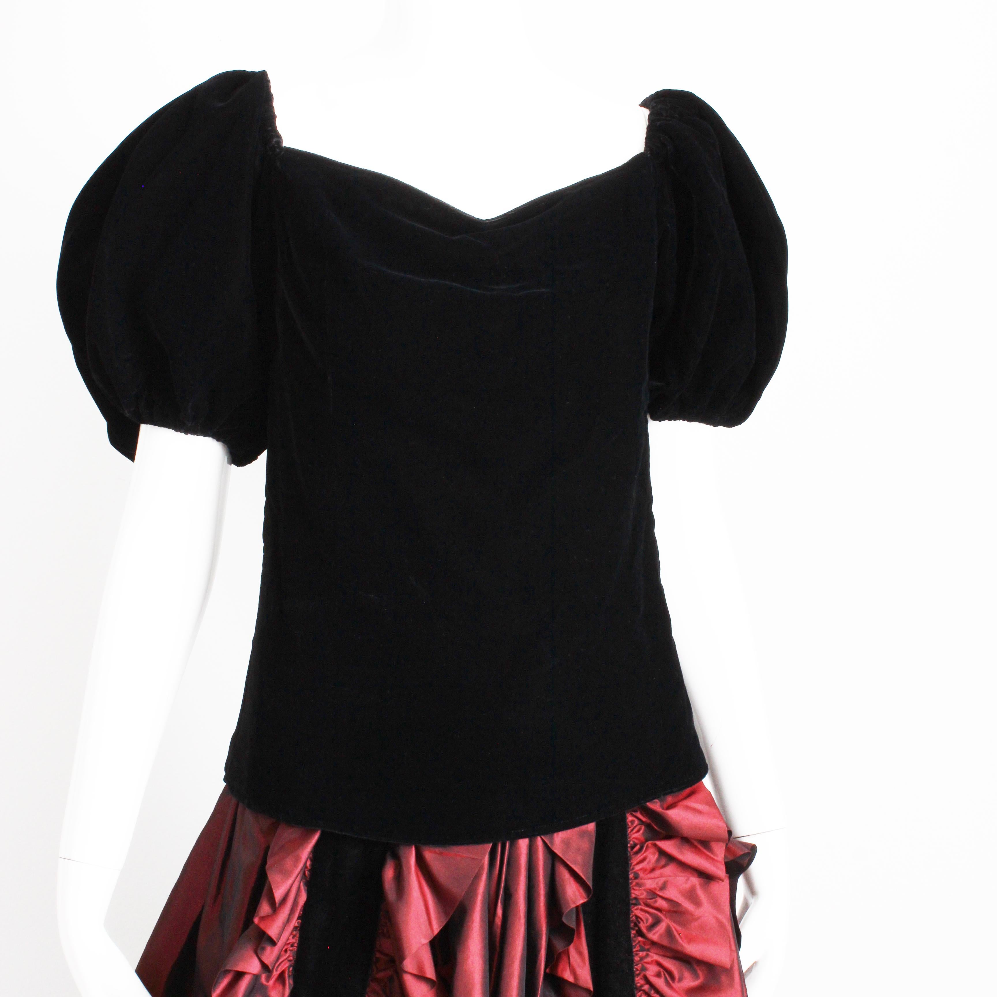 Autentica blusa vintage Yves Saint Laurent Rive Gauche con maniche a sbuffo, probabilmente realizzata alla fine degli anni '70 o all'inizio degli anni '80.  Realizzato in velluto nero con maniche elasticizzate, è completamente foderato e si chiude
