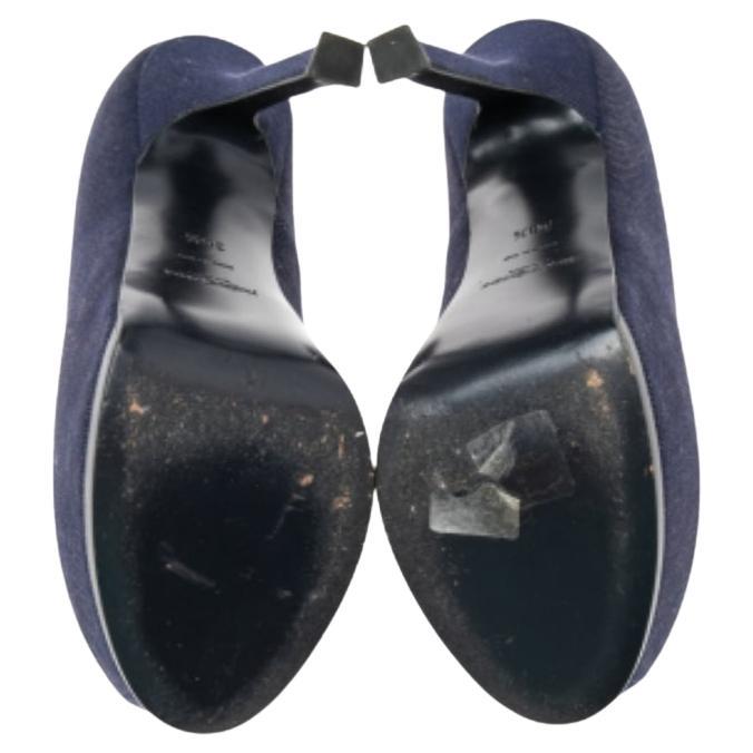 Chic et tendance, ces escarpins Tribtoo de Saint Laurent vous offriront une silhouette séduisante de jour comme de nuit. Fabrice en toile denim, ces escarpins présentent une teinte bleue, des plateformes dissimulées et des talons de 14 cm.