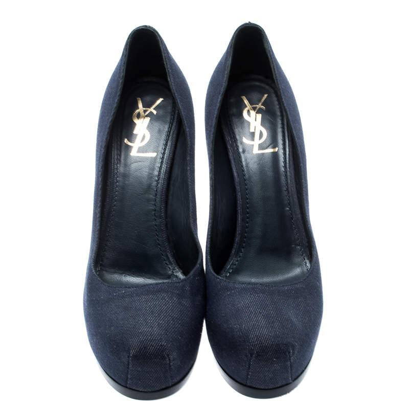 Créez un look unique en associant votre tenue traditionnelle à cette paire de magnifiques escarpins Yves Saint Laurent. Restez au fait des dernières tendances de la mode en portant ces escarpins en denim à semelles compensées et talons de 11,5 cm.

