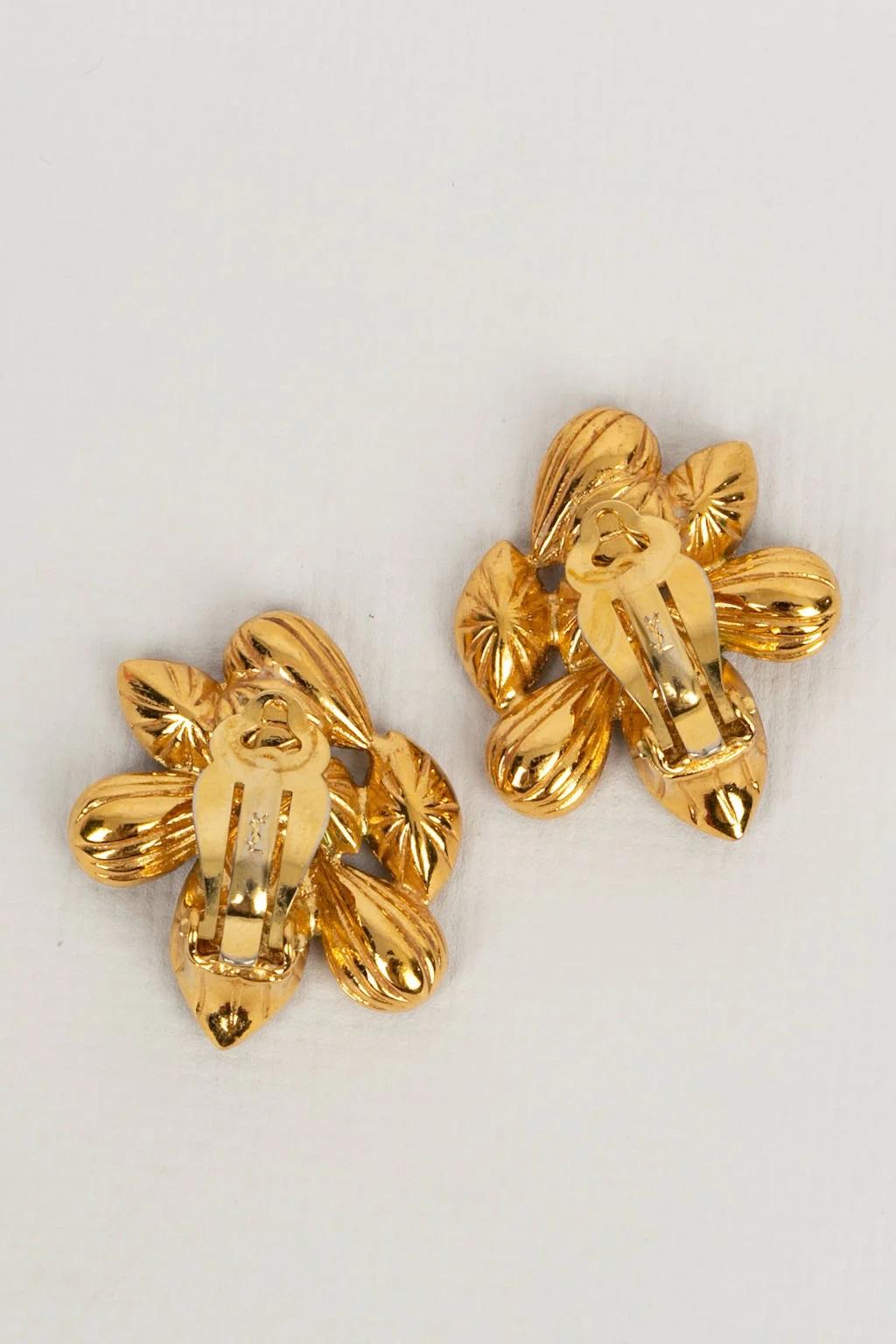 Yves Saint Laurent - Gold metal clip earrings paved with blue rhinestones.

Additional information:
Dimensions: 2.5 W x 3 H cm
Condition: Very good condition
Seller Ref number: BO209