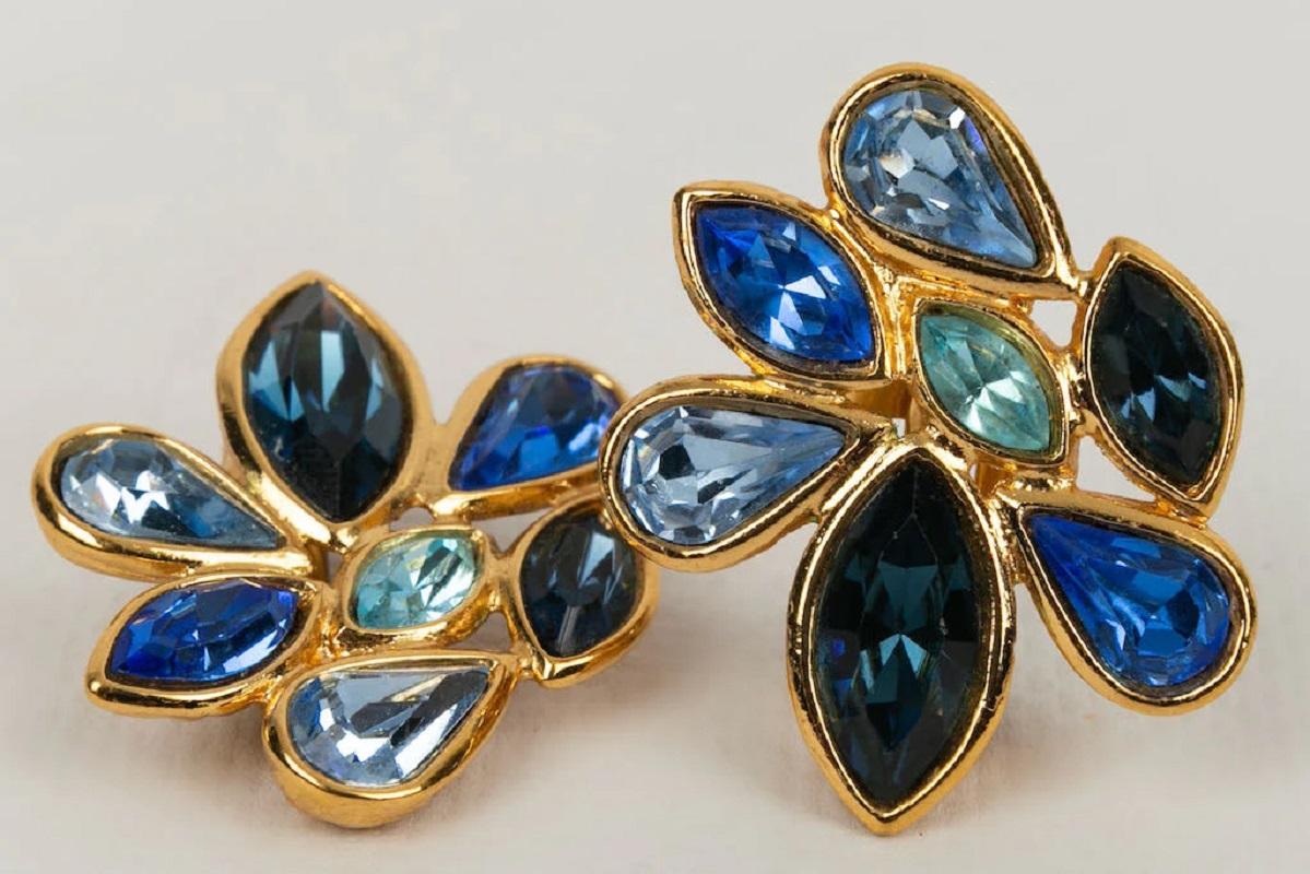 Yves Saint Laurent Blue Gold Metal Clip Earrings Paved with Rhinestones In Excellent Condition In SAINT-OUEN-SUR-SEINE, FR