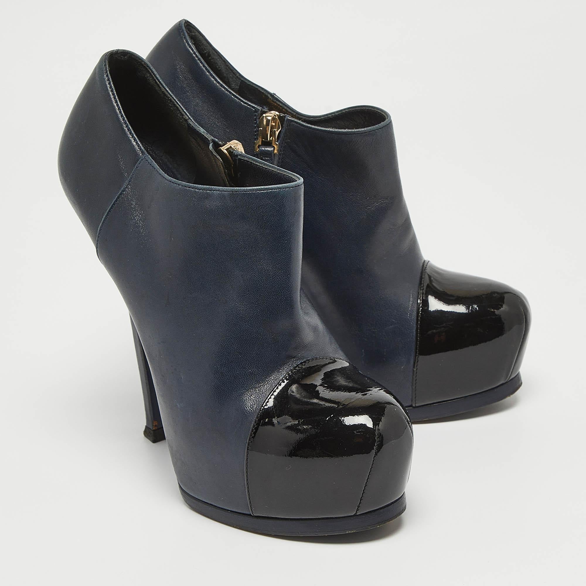 Yves Saint Laurent - Bottines à plateforme Tribute en cuir verni bleu, taille 36 Bon état - En vente à Dubai, Al Qouz 2