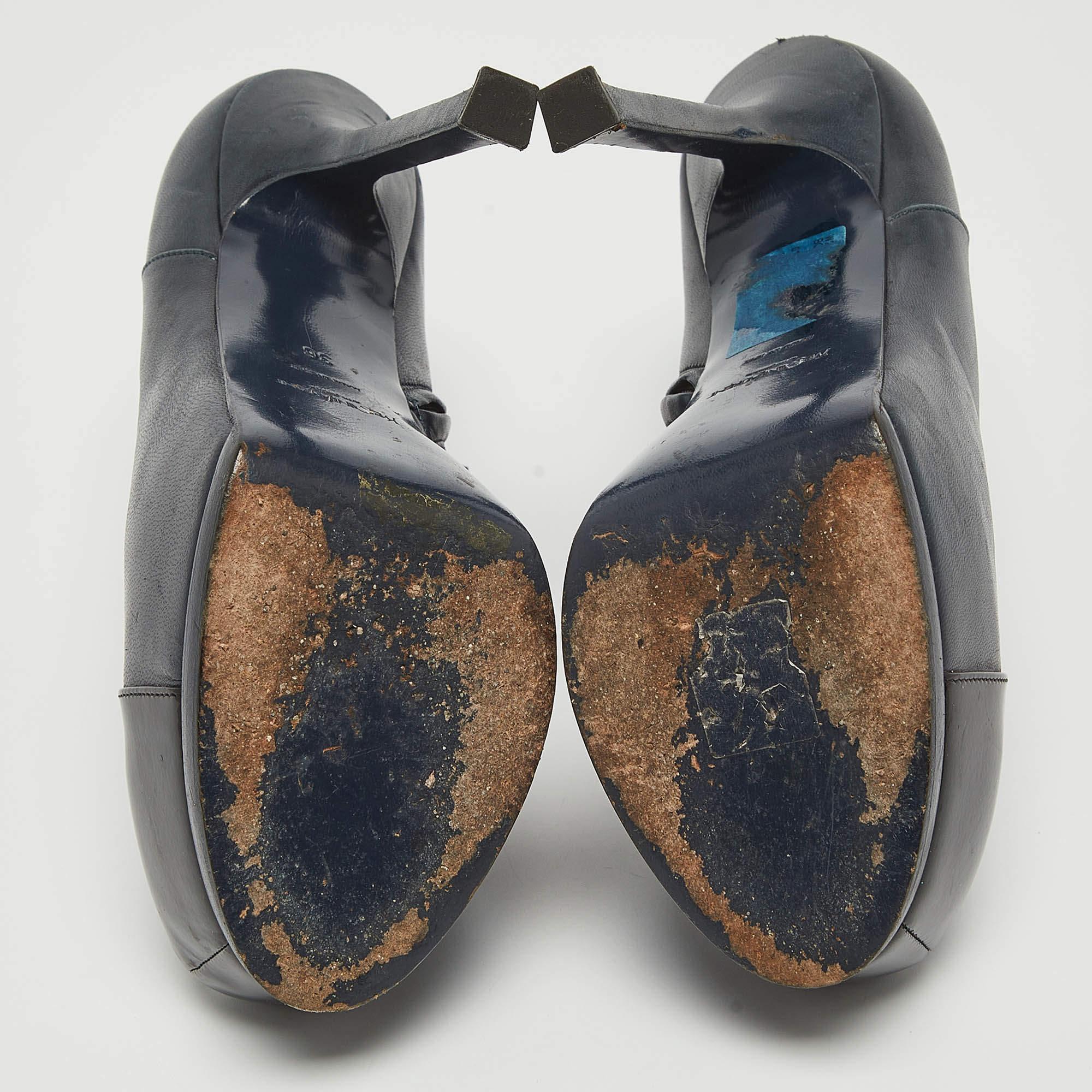 Yves Saint Laurent - Bottines à plateforme Tribute en cuir verni bleu, taille 36 en vente 1