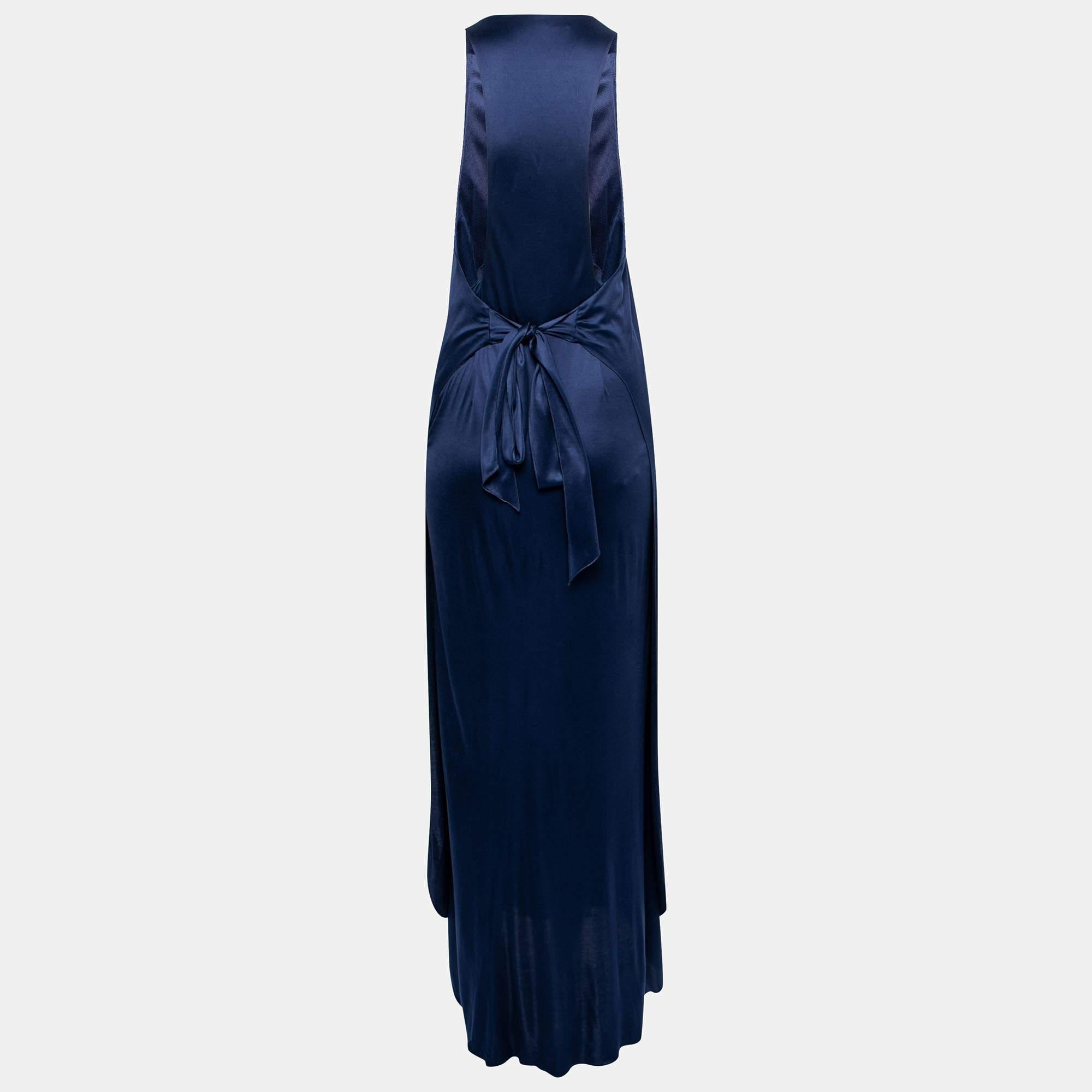 Dieses hypnotisierende Maxikleid von Yves Saint Laurent wird Ihren Stil im Handumdrehen aufwerten. Es ist aus blauer Seide geschneidert, deren Schichten seine Schönheit unterstreichen. Es umarmt eine schmeichelhaft feminine Silhouette und ist damit