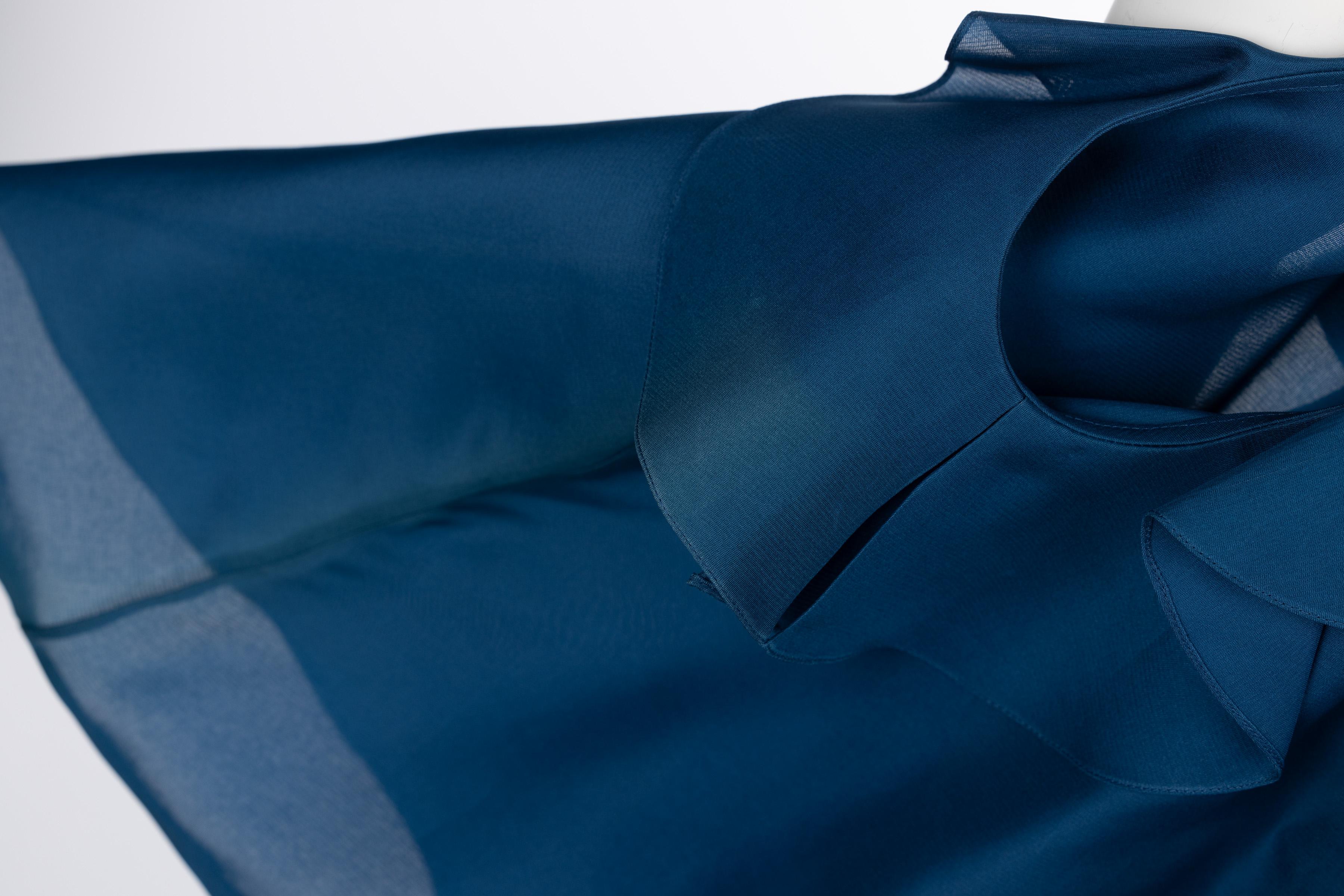 Yves Saint Laurent - Robe de défilé en organza de soie bleu, printemps 2012 en vente 6