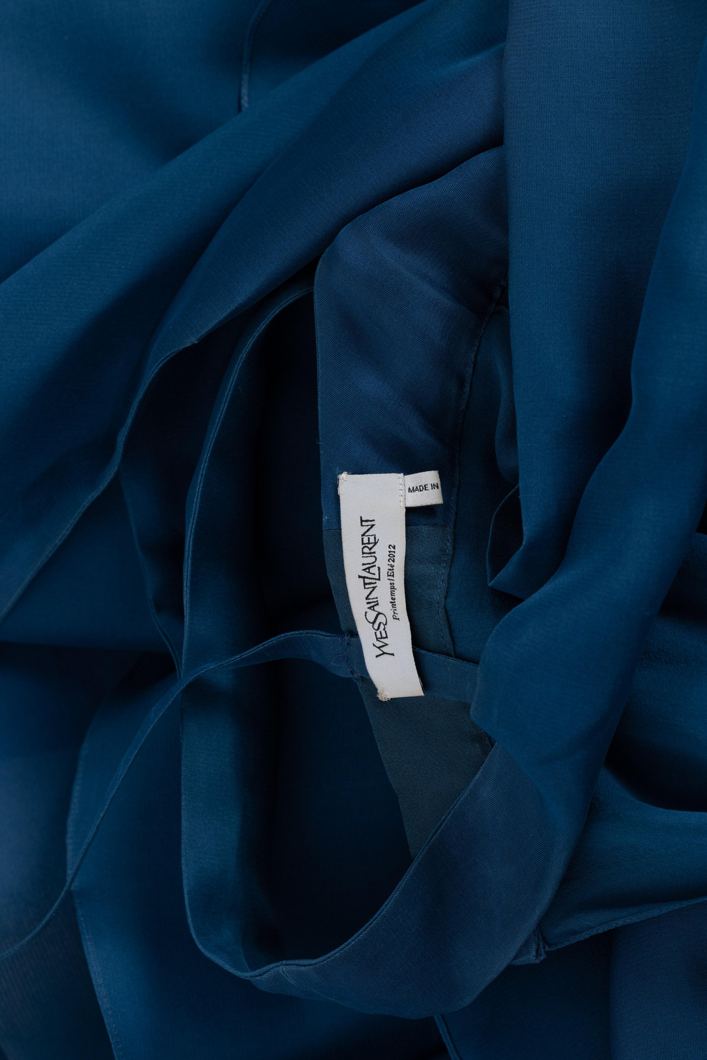 Yves Saint Laurent - Robe de défilé en organza de soie bleu, printemps 2012 en vente 8