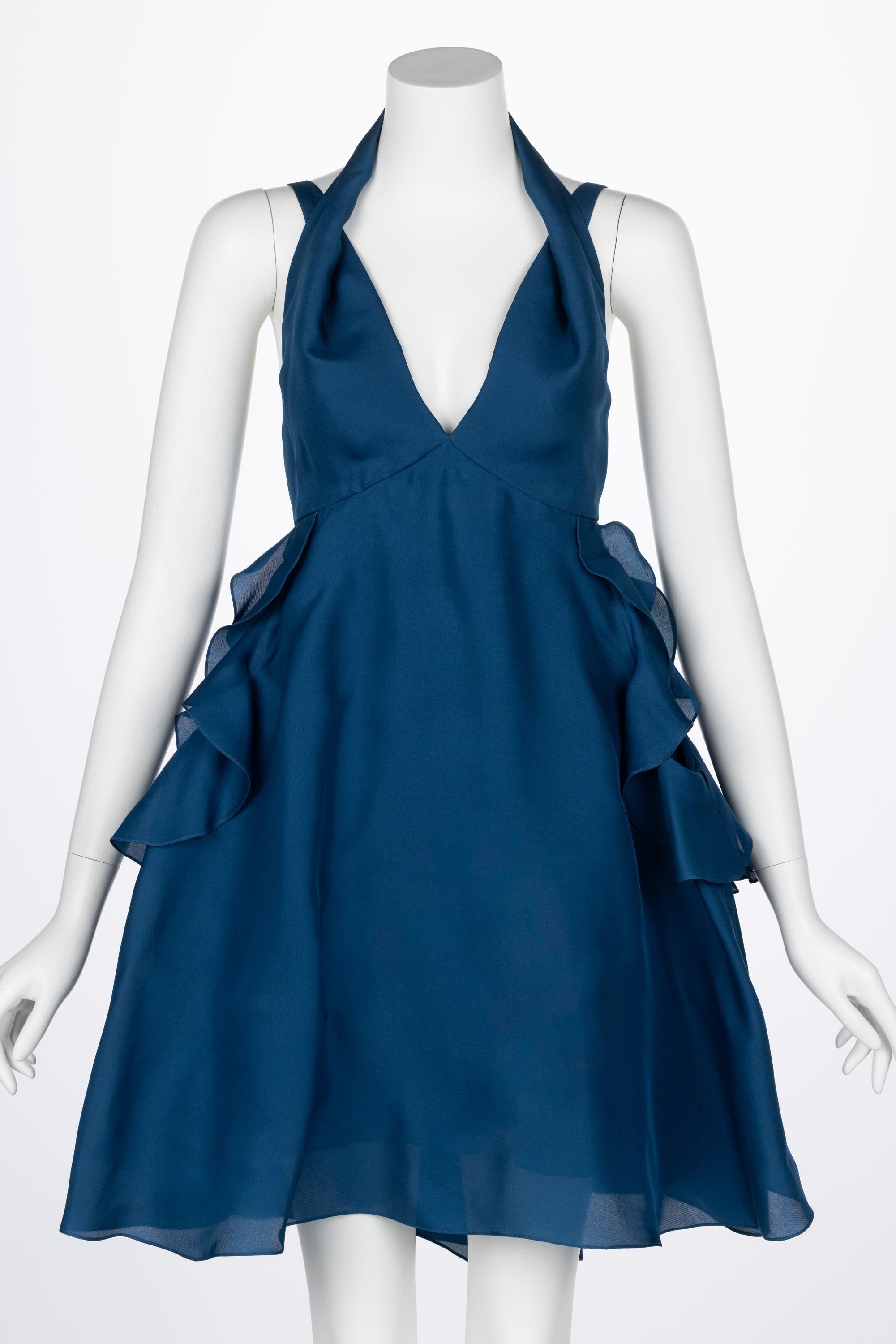Yves Saint Laurent - Robe de défilé en organza de soie bleu, printemps 2012 Pour femmes en vente