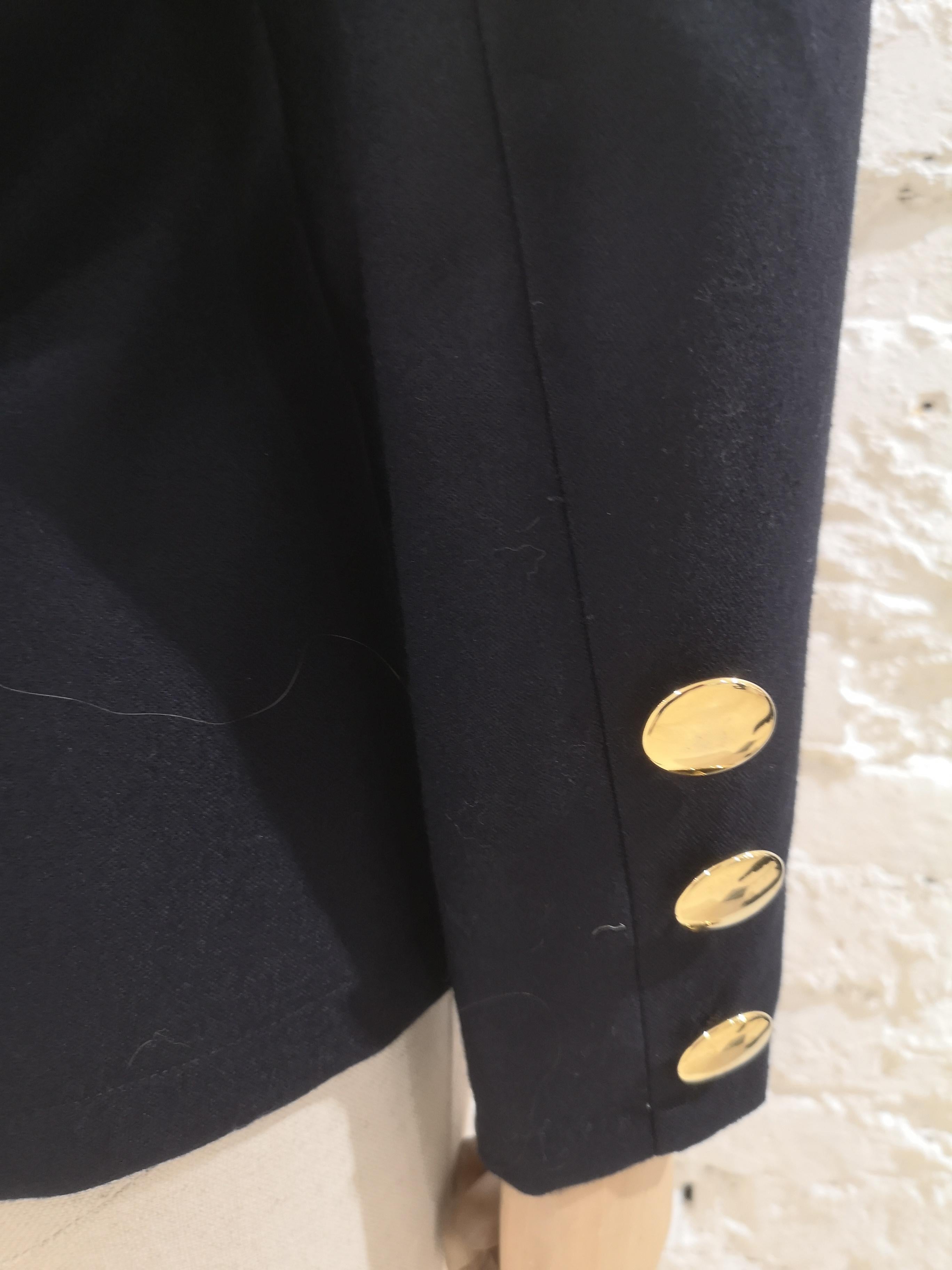 Yves Saint Laurent blue wool gold buttons jacket
Length: 63 cm
Shoulders: 40 cm
Chest width: 42 cm
Sleeve length: 59 cm