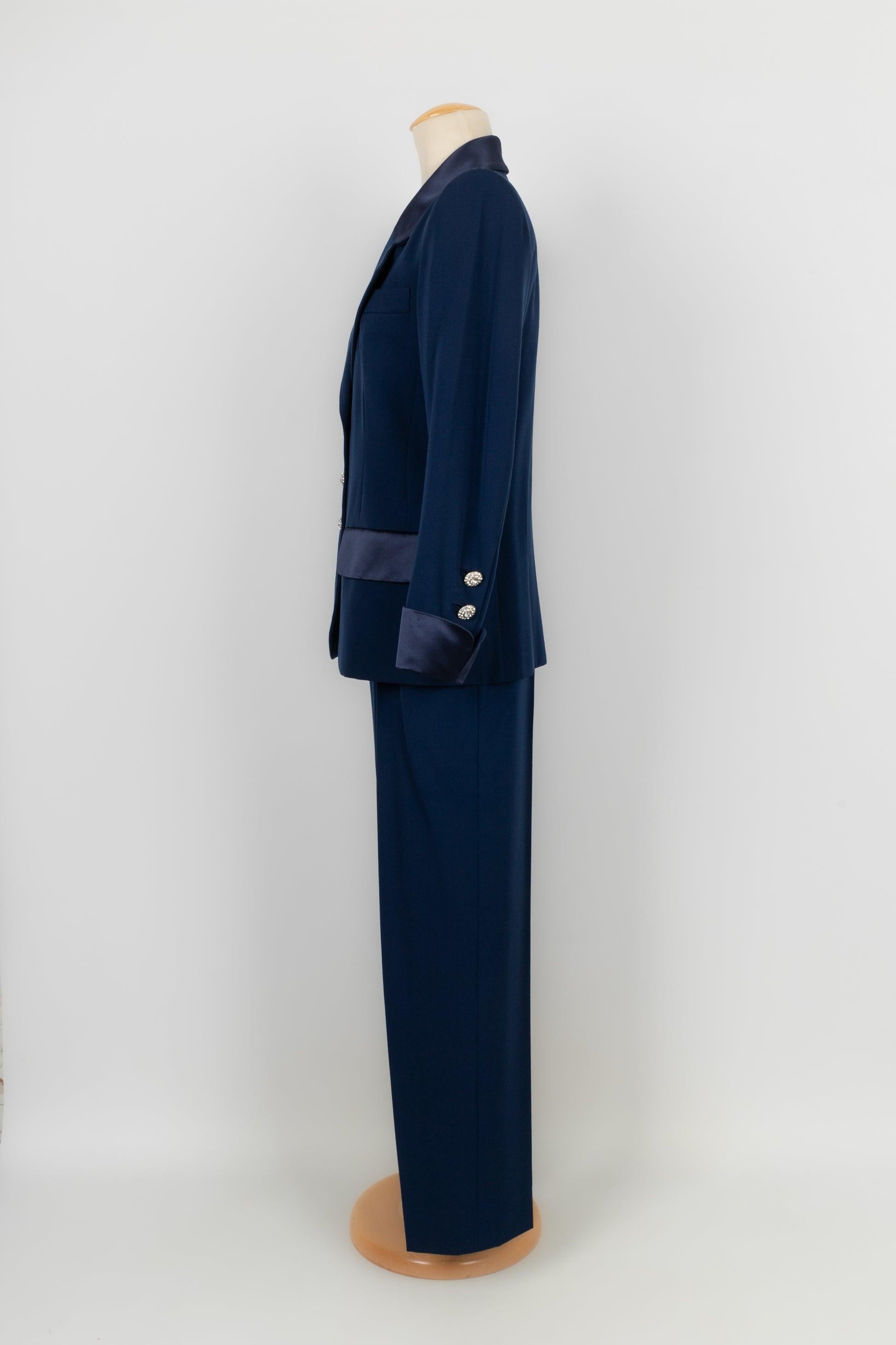Yves Saint Laurent - (Made in France) Blue wool Haute Couture pantsuit with blue silk satin sleeve lapels. No size nor composition label, it fits a 36FR/38FR. To be noted, hitches around the sleeve.

Additional information:
Condition: Good