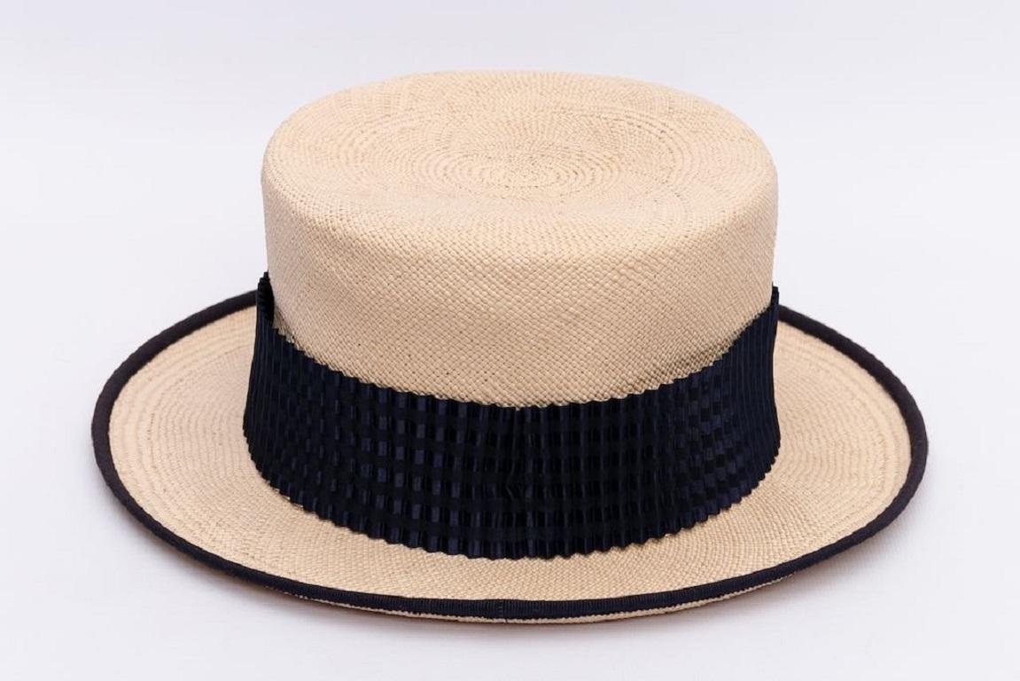 Yves Saint Laurent (Made in France) Boater hat decorated with a pleated navy blue ribbon. Runway model, ribbon N°612. Size 57.

Additional information:
Condition: Very good condition
Dimensions: Head circumference: 57 cm (22.44