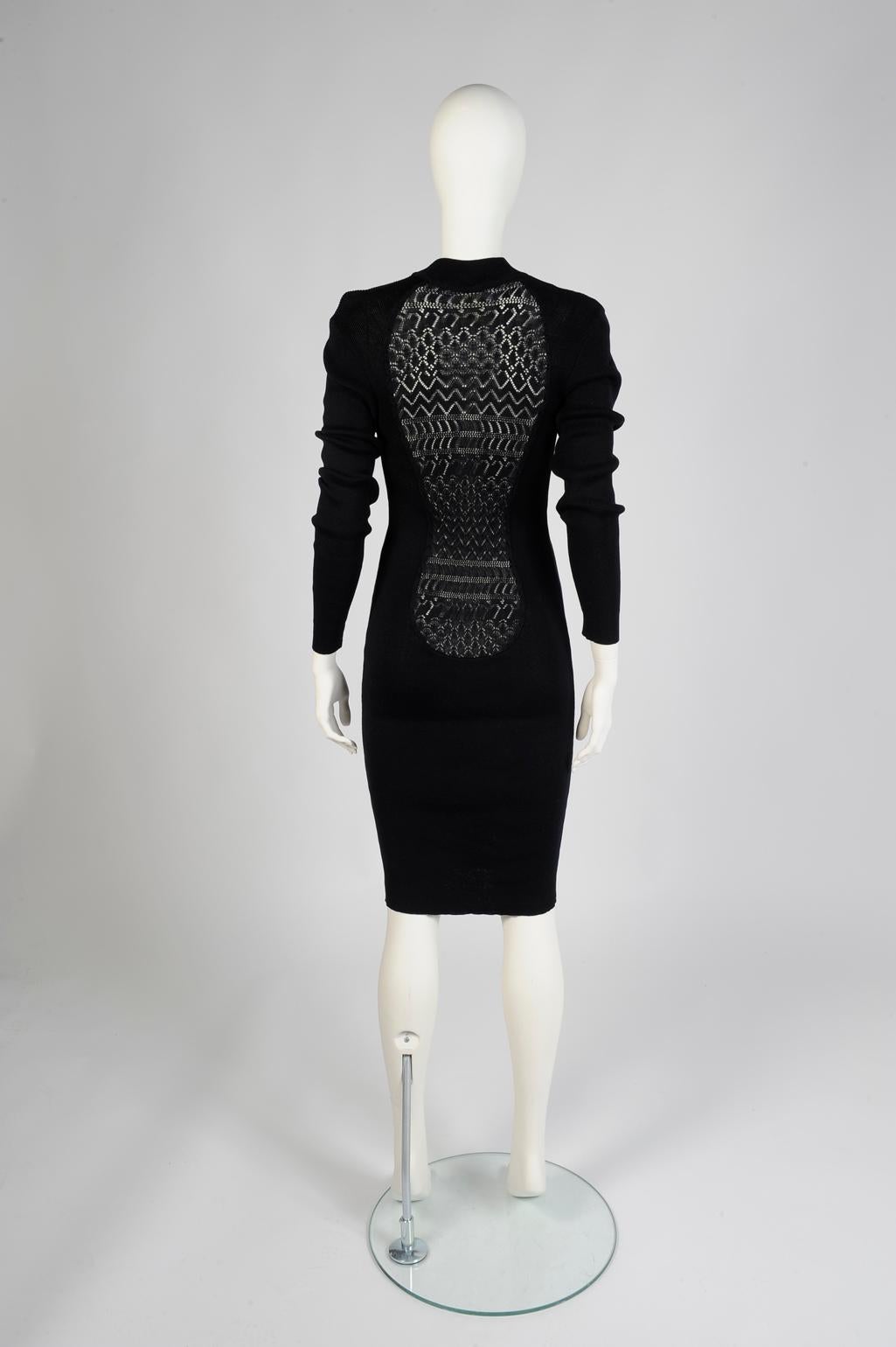 Late 80's - early 90's ready-to-wear reinterpretation of its iconic design created for his Fall-Winter 1970-1971 collection (see picture 3), this Yves Saint Laurent Variation dress is just as comfortable as it is flattering ! Cut from soft black